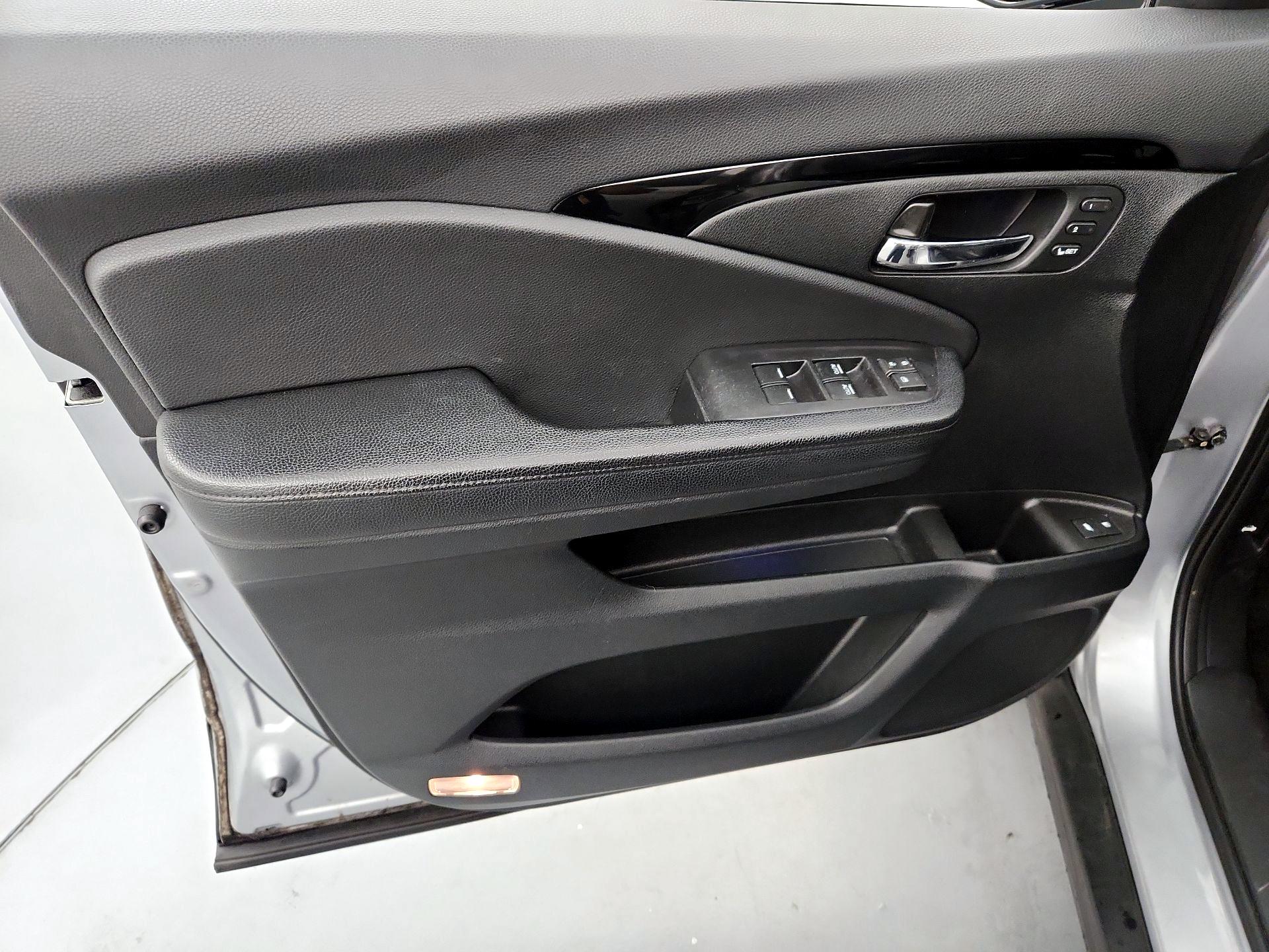 Thumbnail: 2017 Honda Pilot - 12