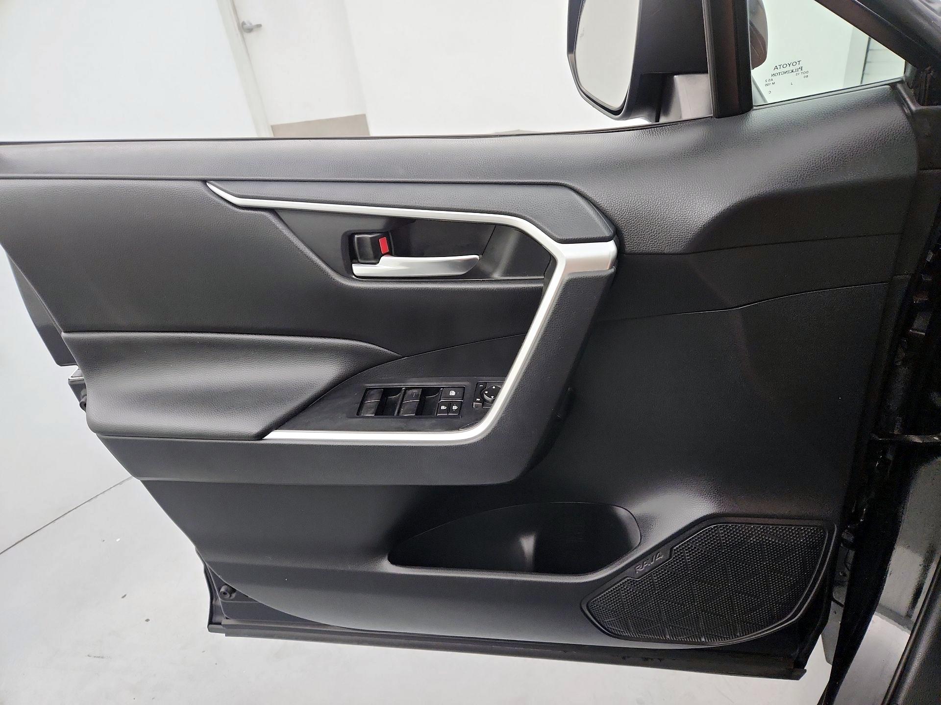 Thumbnail: 2019 Toyota RAV4 - 12