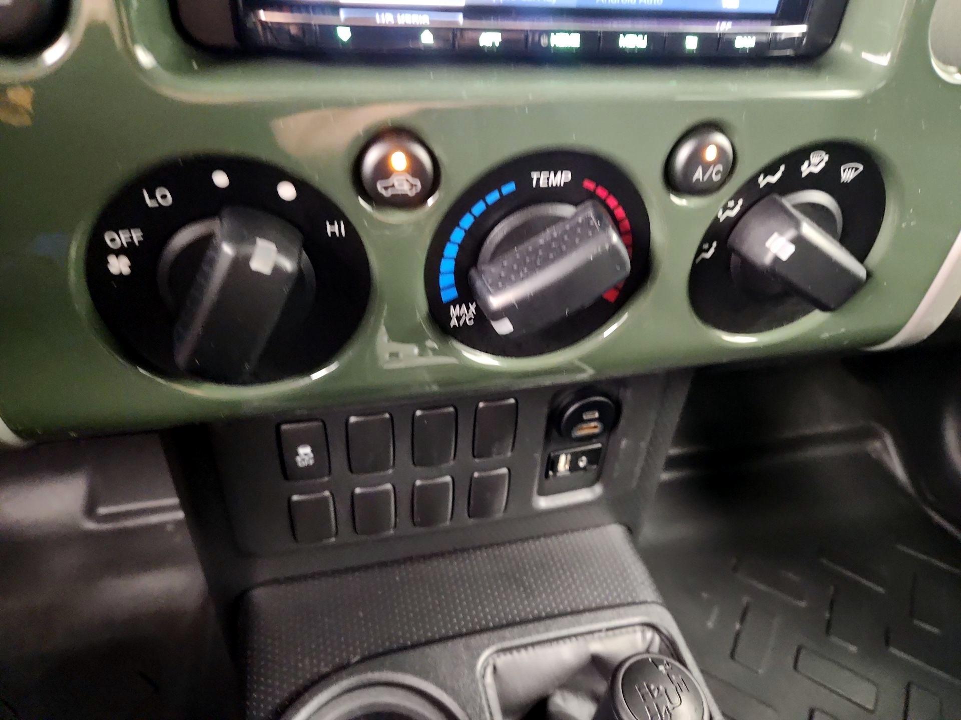 Thumbnail: 2014 Toyota FJ Cruiser - 16