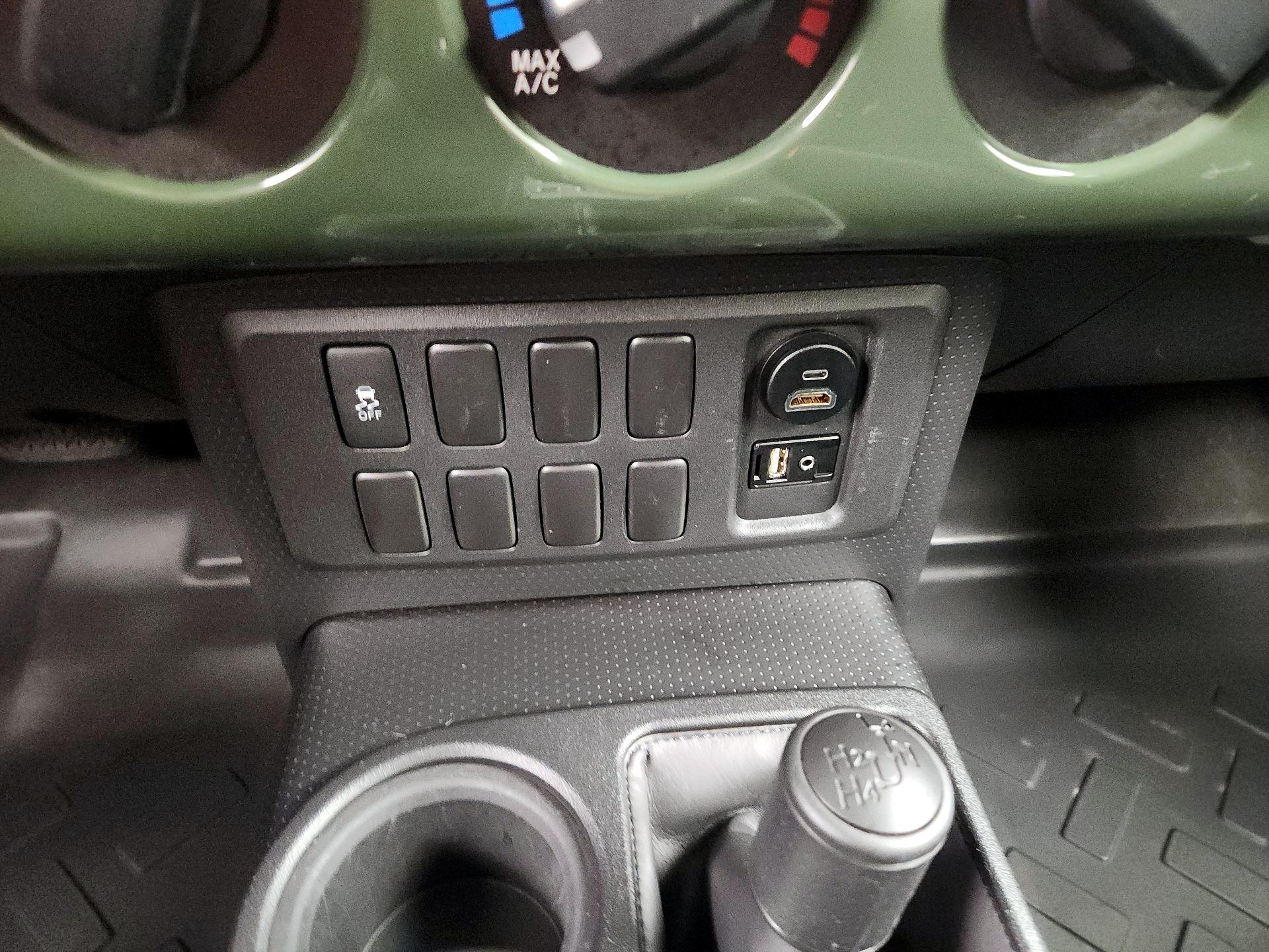 Thumbnail: 2014 Toyota FJ Cruiser - 18