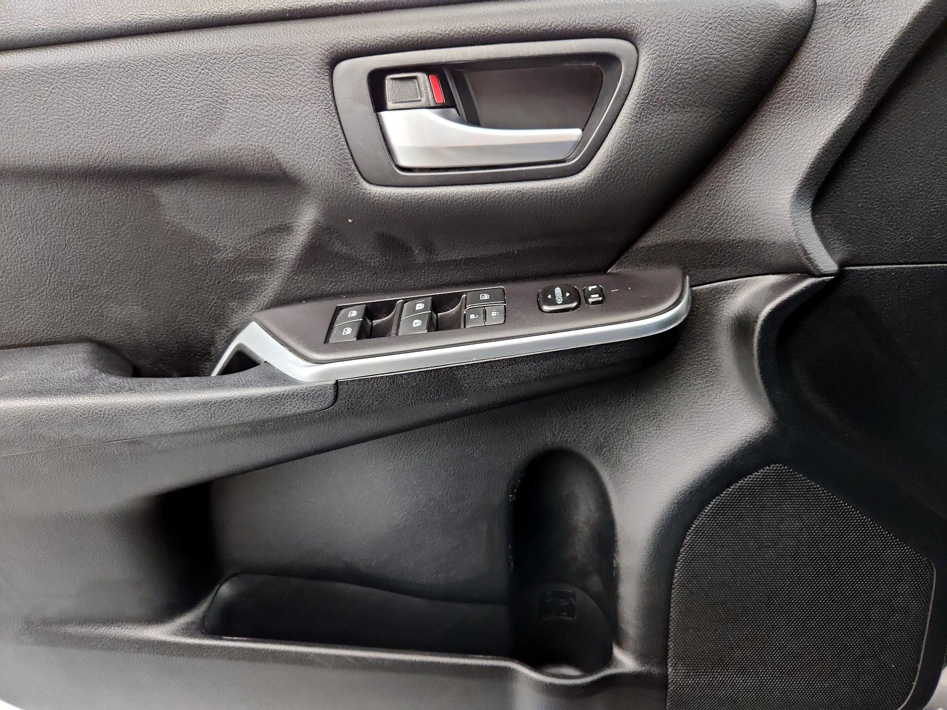 Thumbnail: 2016 Toyota Camry - 12