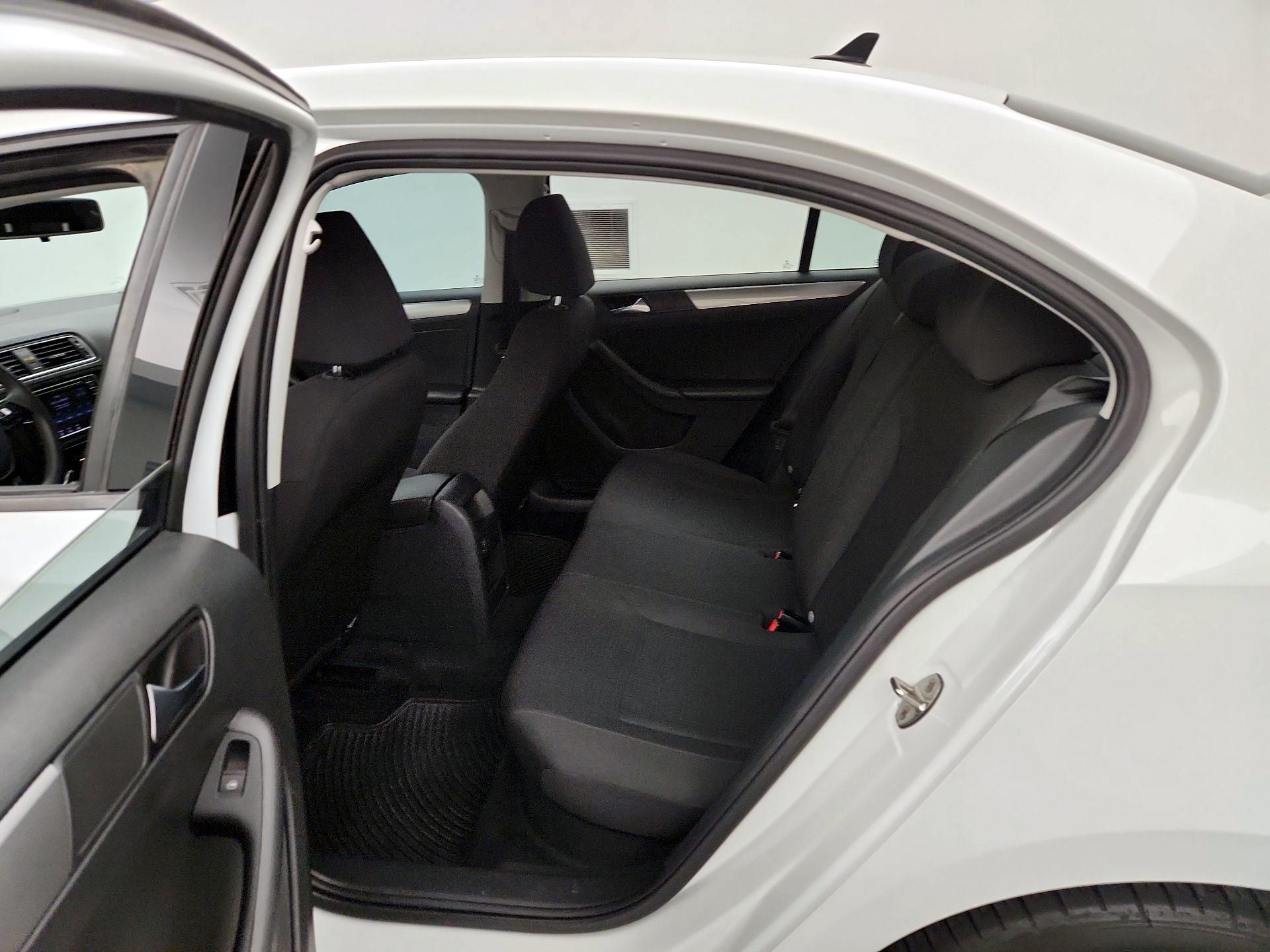 Thumbnail: 2016 Volkswagen Jetta - 18