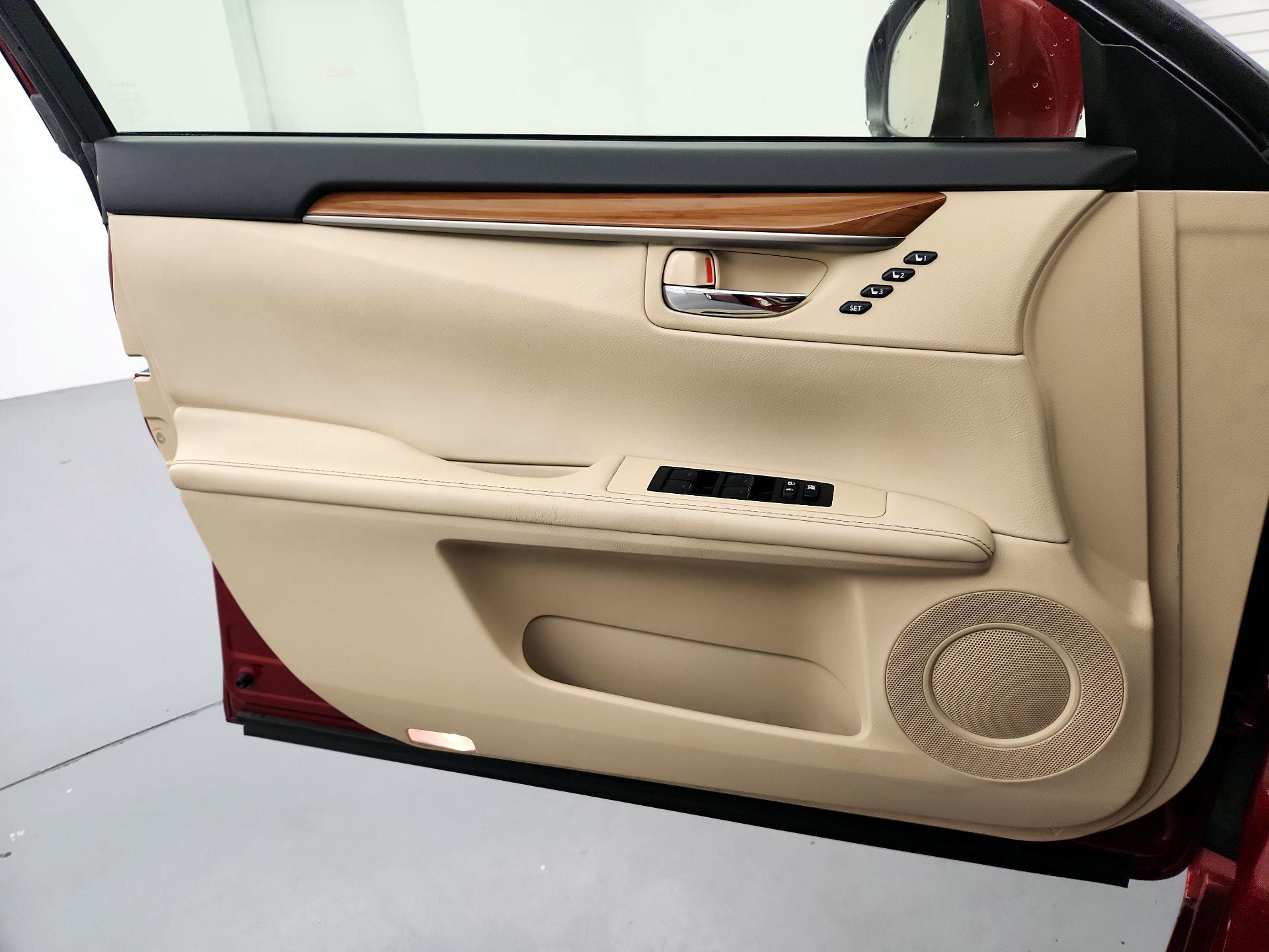 Thumbnail: 2015 Lexus ES - 12