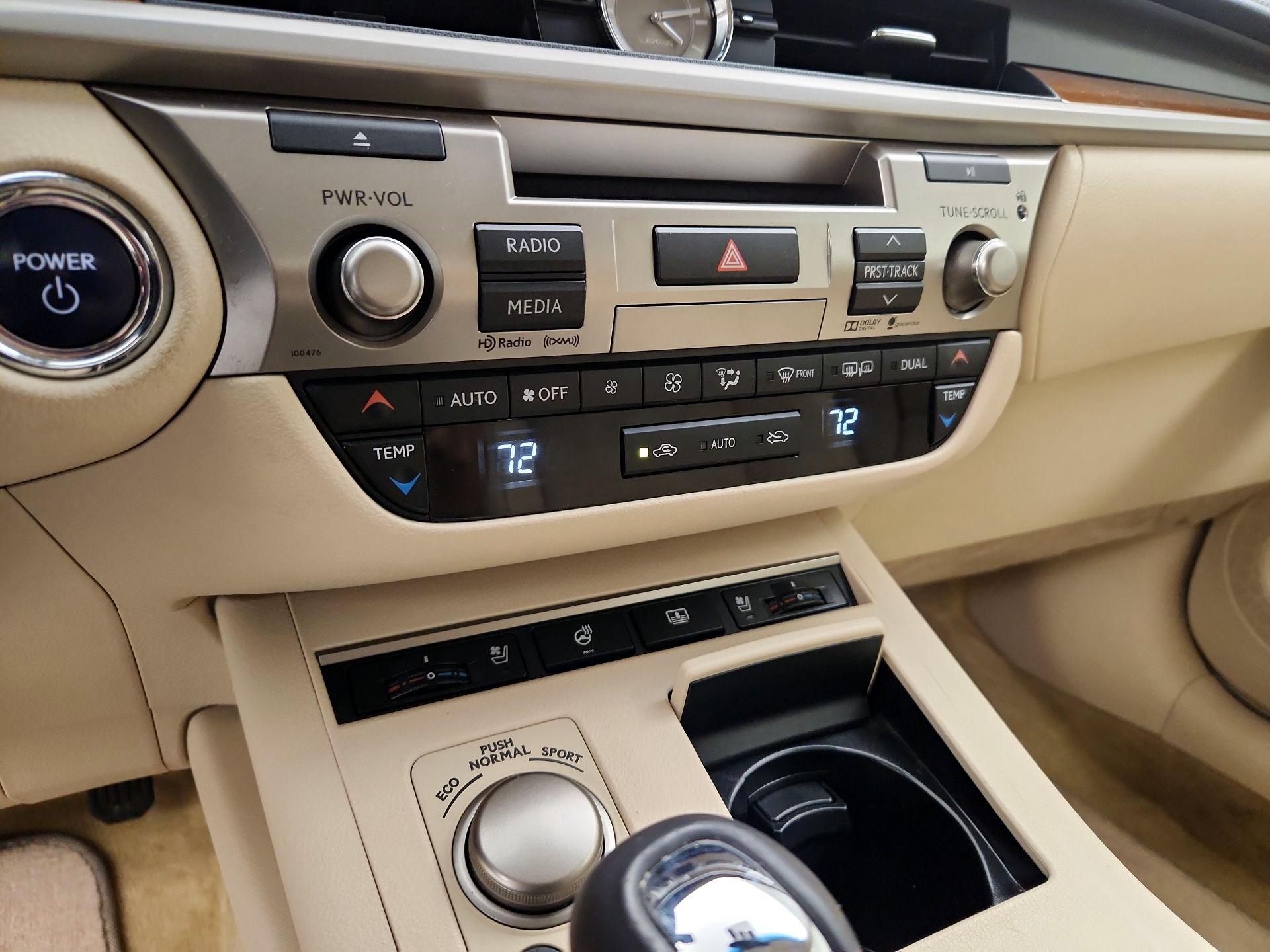 Thumbnail: 2015 Lexus ES - 16