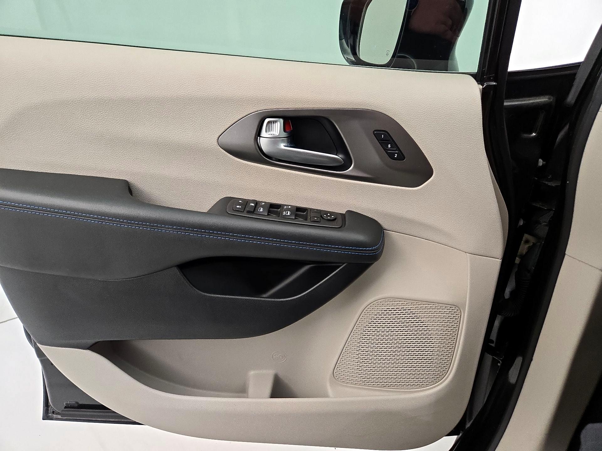 Thumbnail: 2021 Chrysler Pacifica - 12
