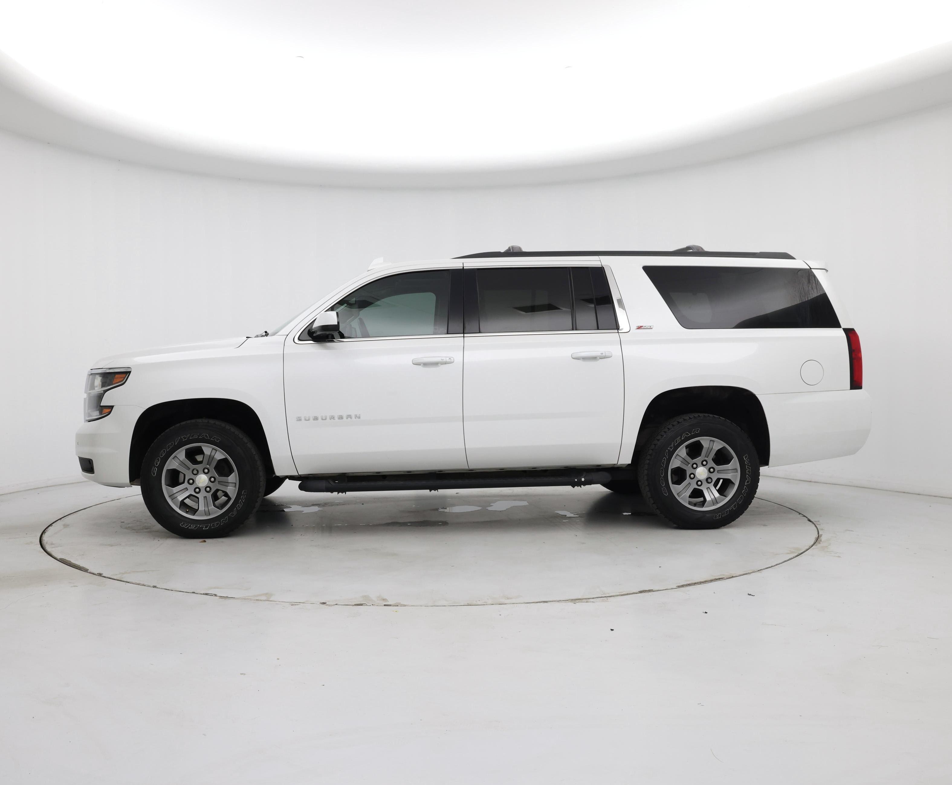 Thumbnail: 2019 Chevrolet Suburban - 3