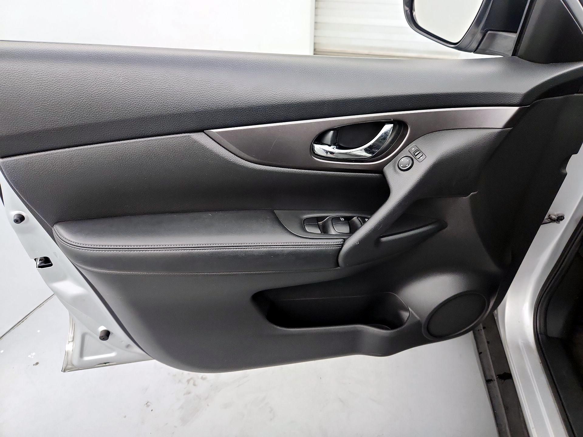 Thumbnail: 2016 Nissan Rogue - 12