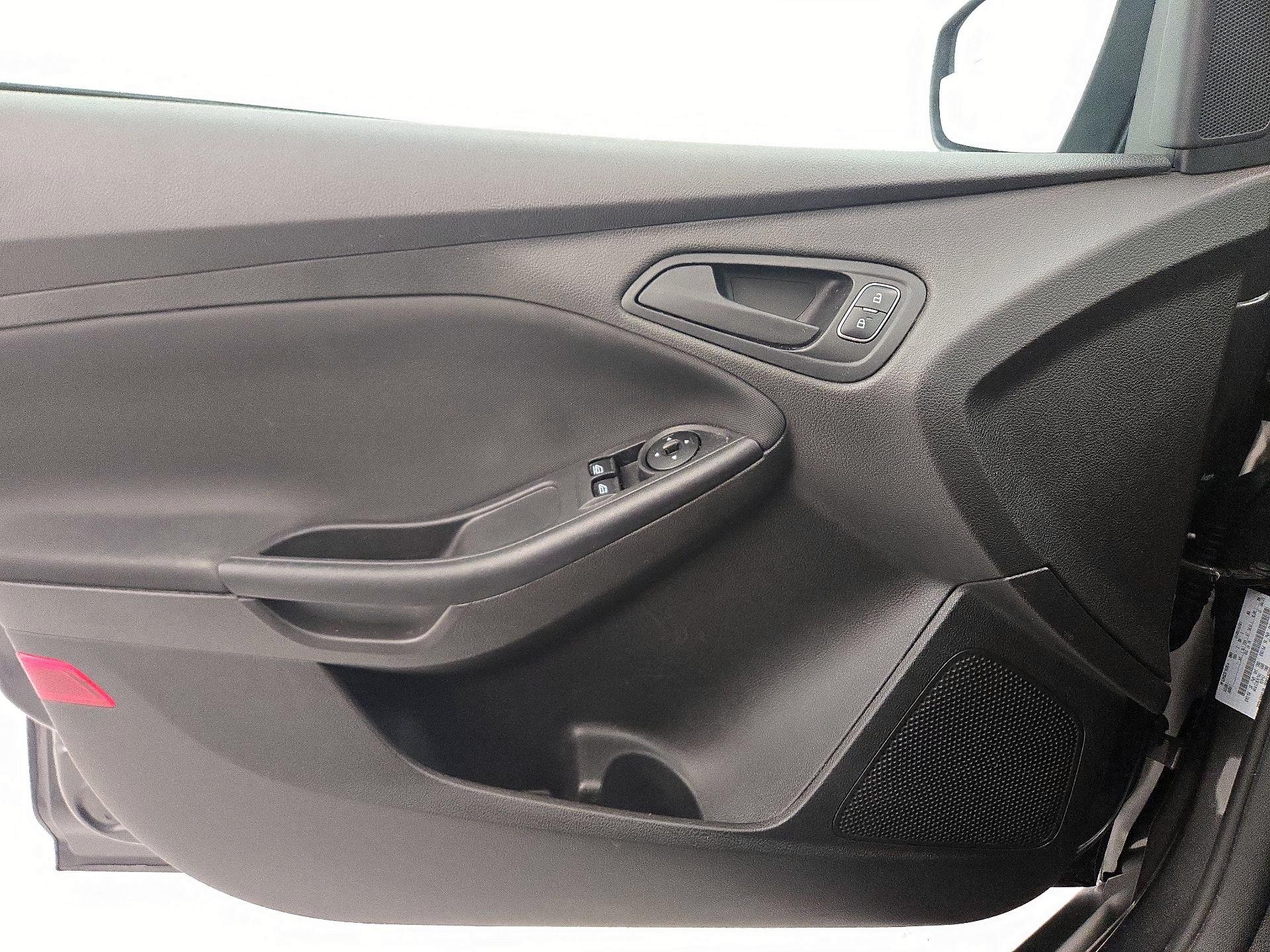 Thumbnail: 2016 Ford Focus - 12