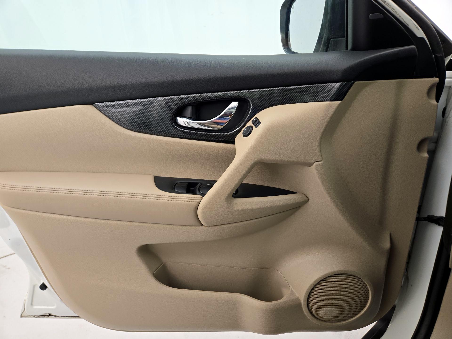 Thumbnail: 2016 Nissan Rogue - 12
