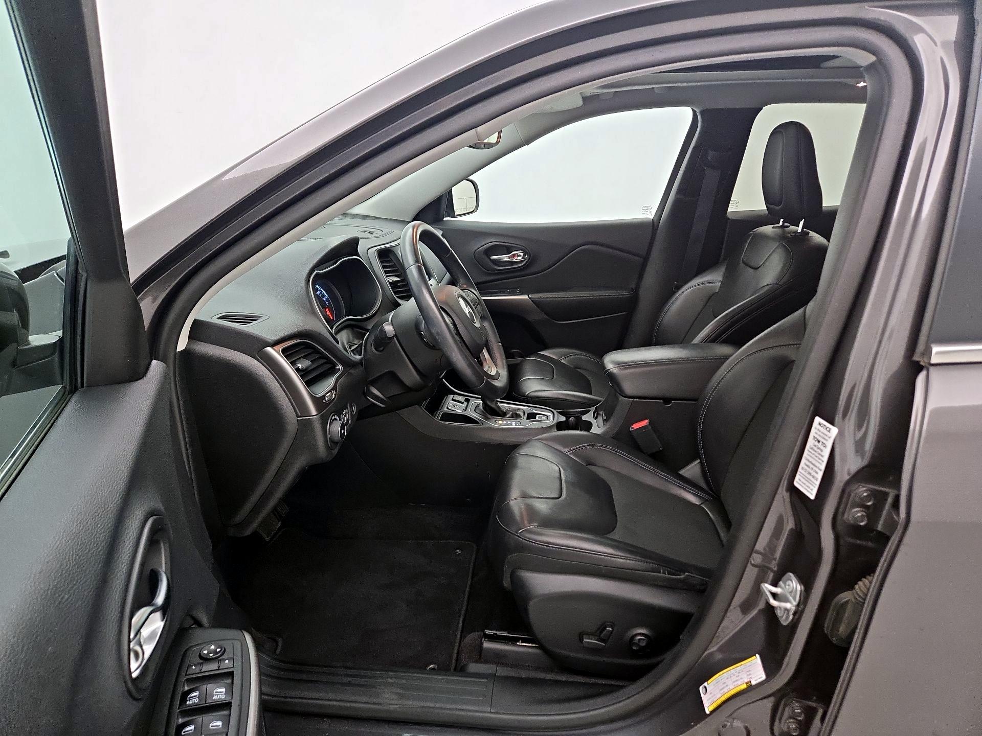 Thumbnail: 2019 Jeep Cherokee - 11