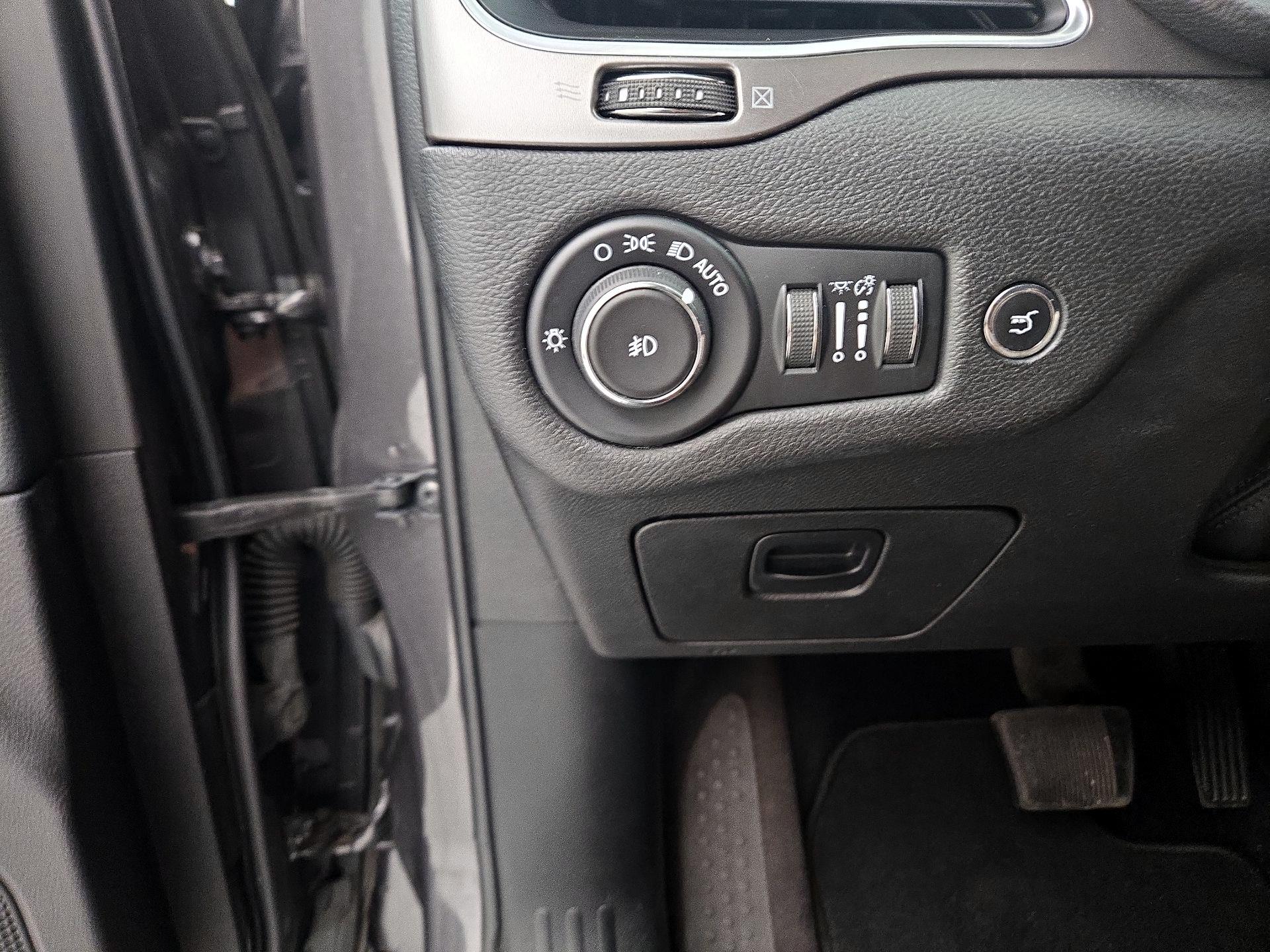 Thumbnail: 2019 Jeep Cherokee - 13