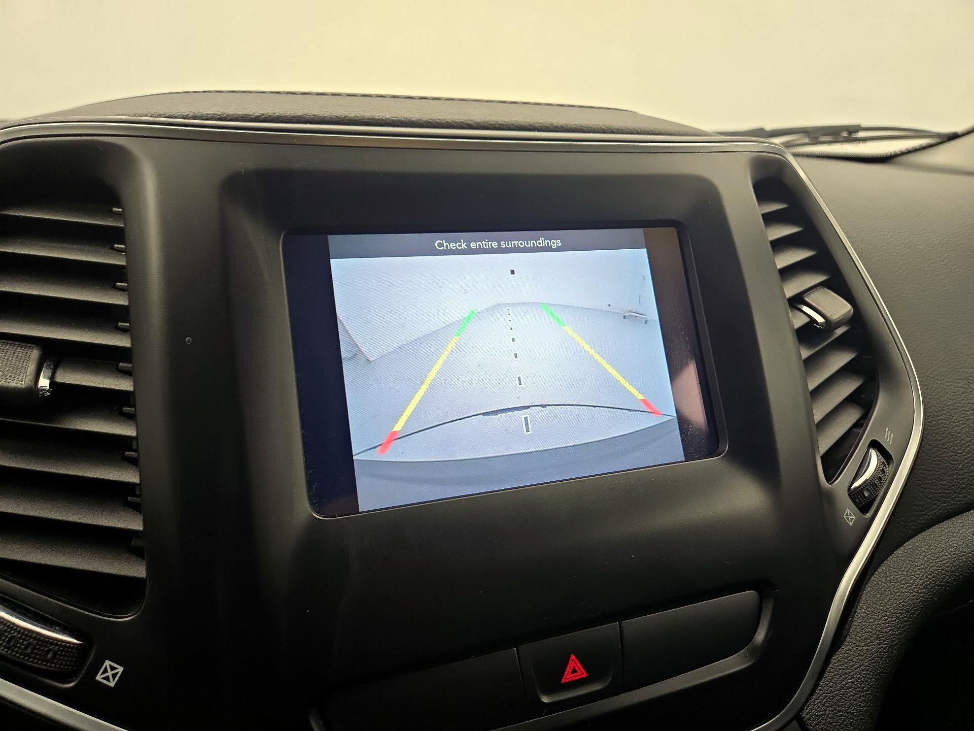 Thumbnail: 2019 Jeep Cherokee - 14