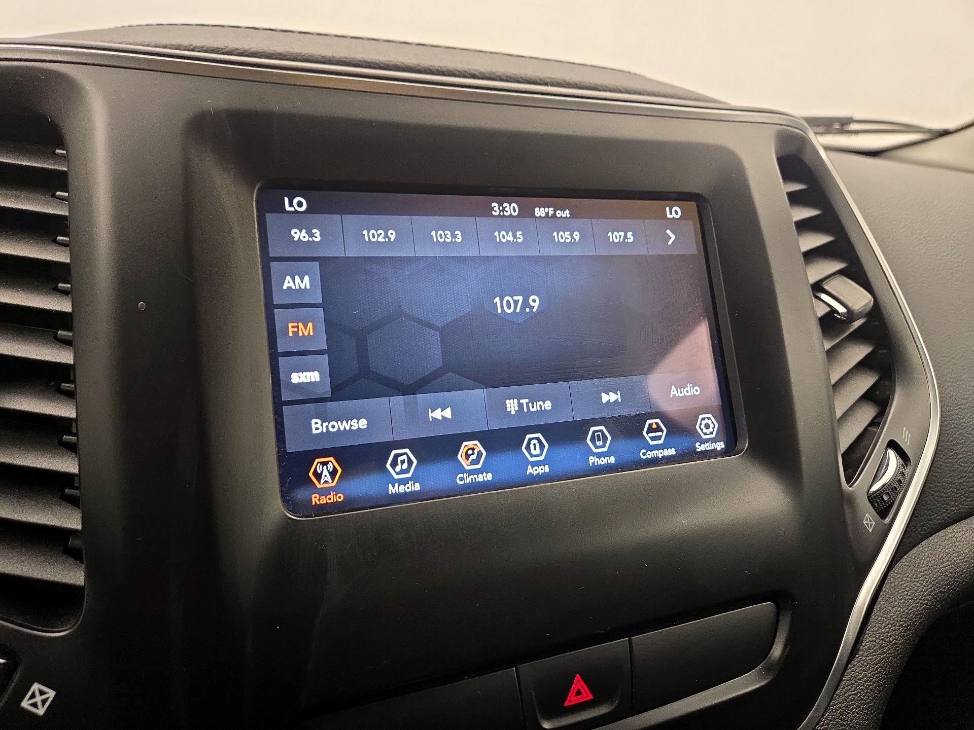 Thumbnail: 2019 Jeep Cherokee - 15