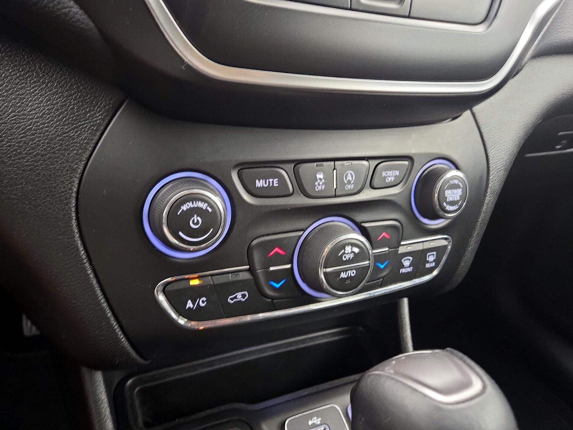 Thumbnail: 2019 Jeep Cherokee - 16