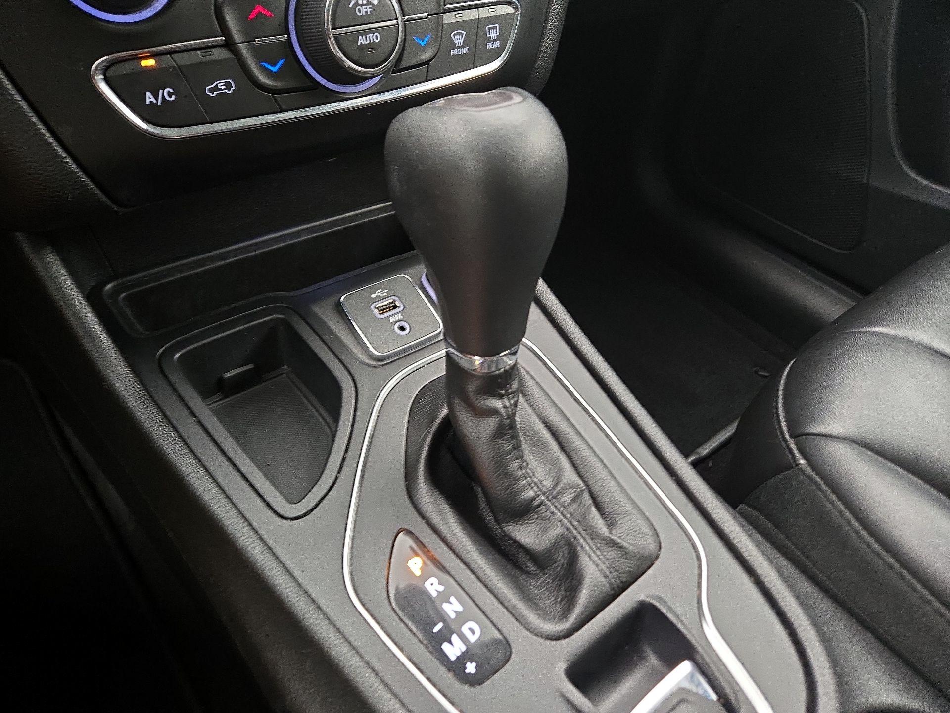 Thumbnail: 2019 Jeep Cherokee - 17