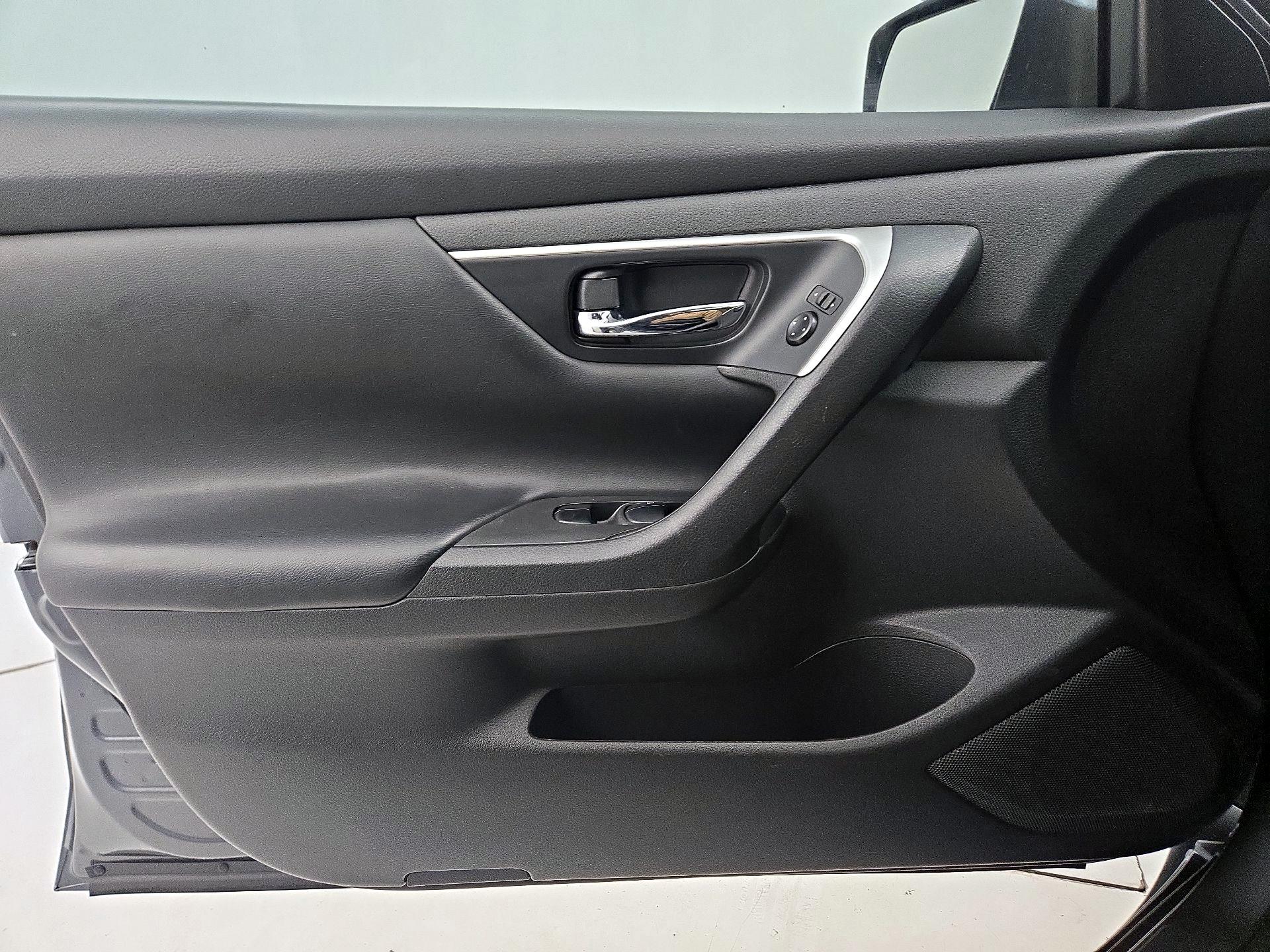 Thumbnail: 2016 Nissan Altima - 12