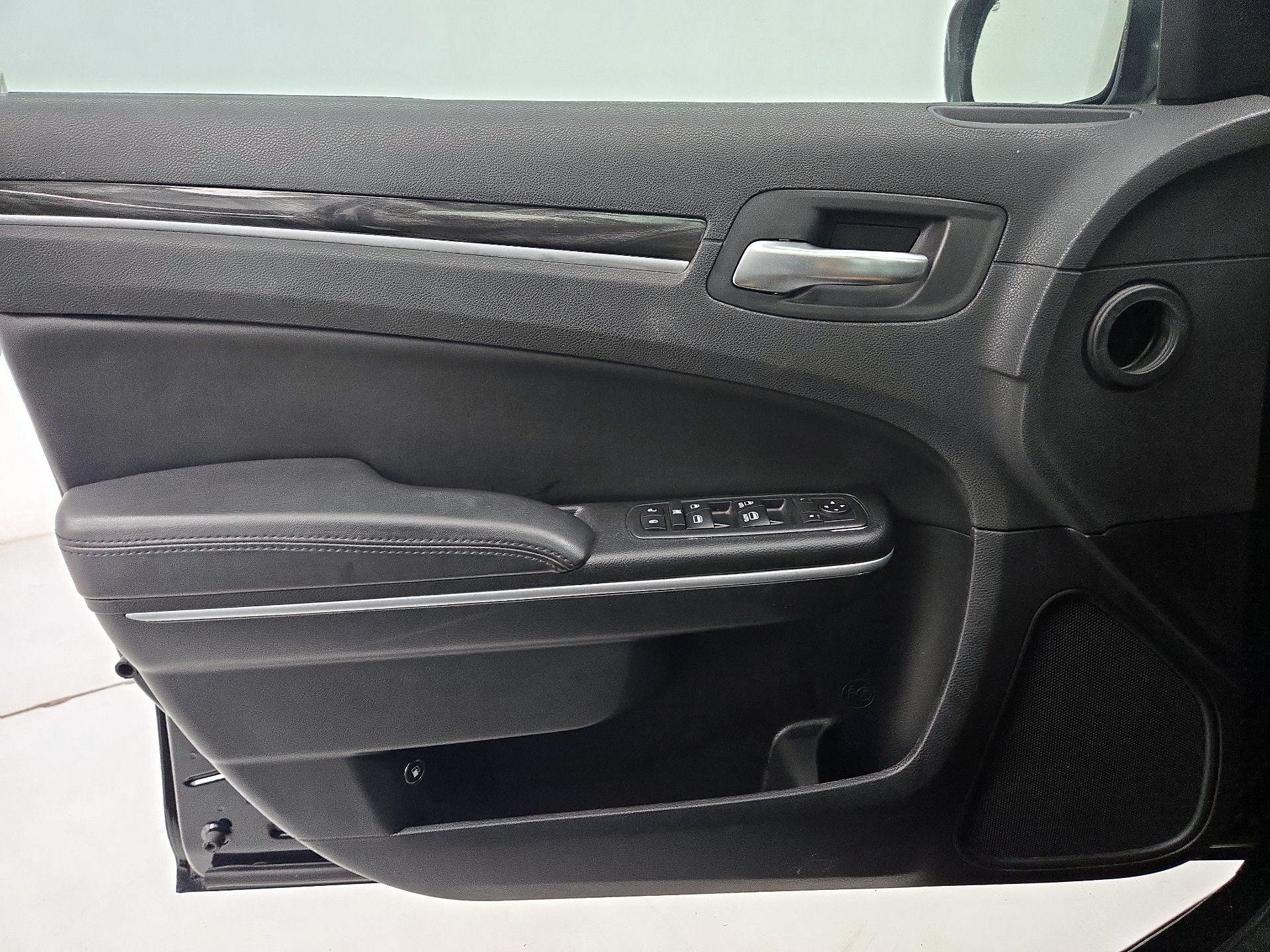 Thumbnail: 2019 Chrysler 300 - 12