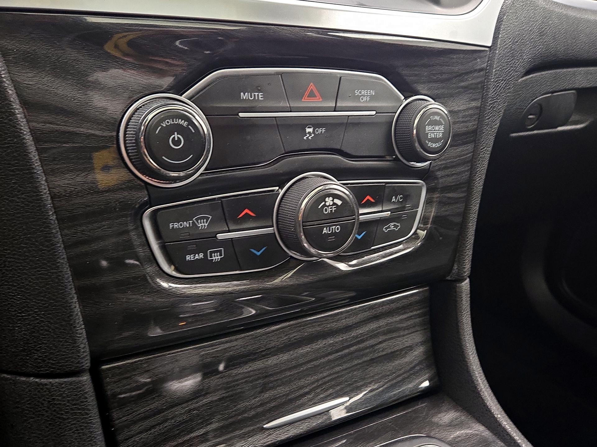 Thumbnail: 2019 Chrysler 300 - 16