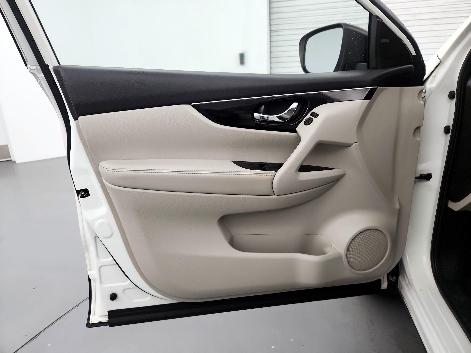 Thumbnail: 2019 Nissan Rogue Sport - 12