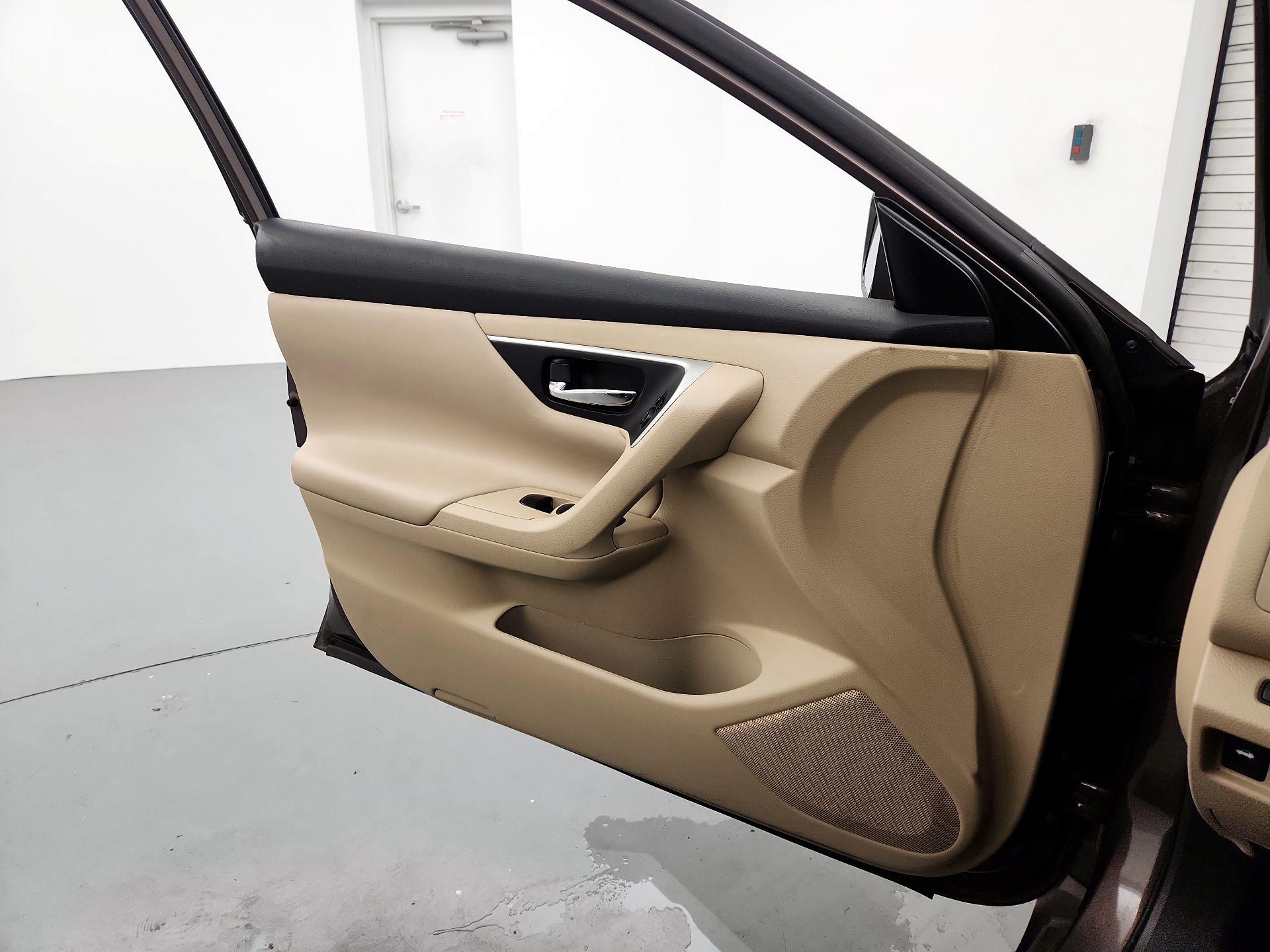 Thumbnail: 2016 Nissan Altima - 12