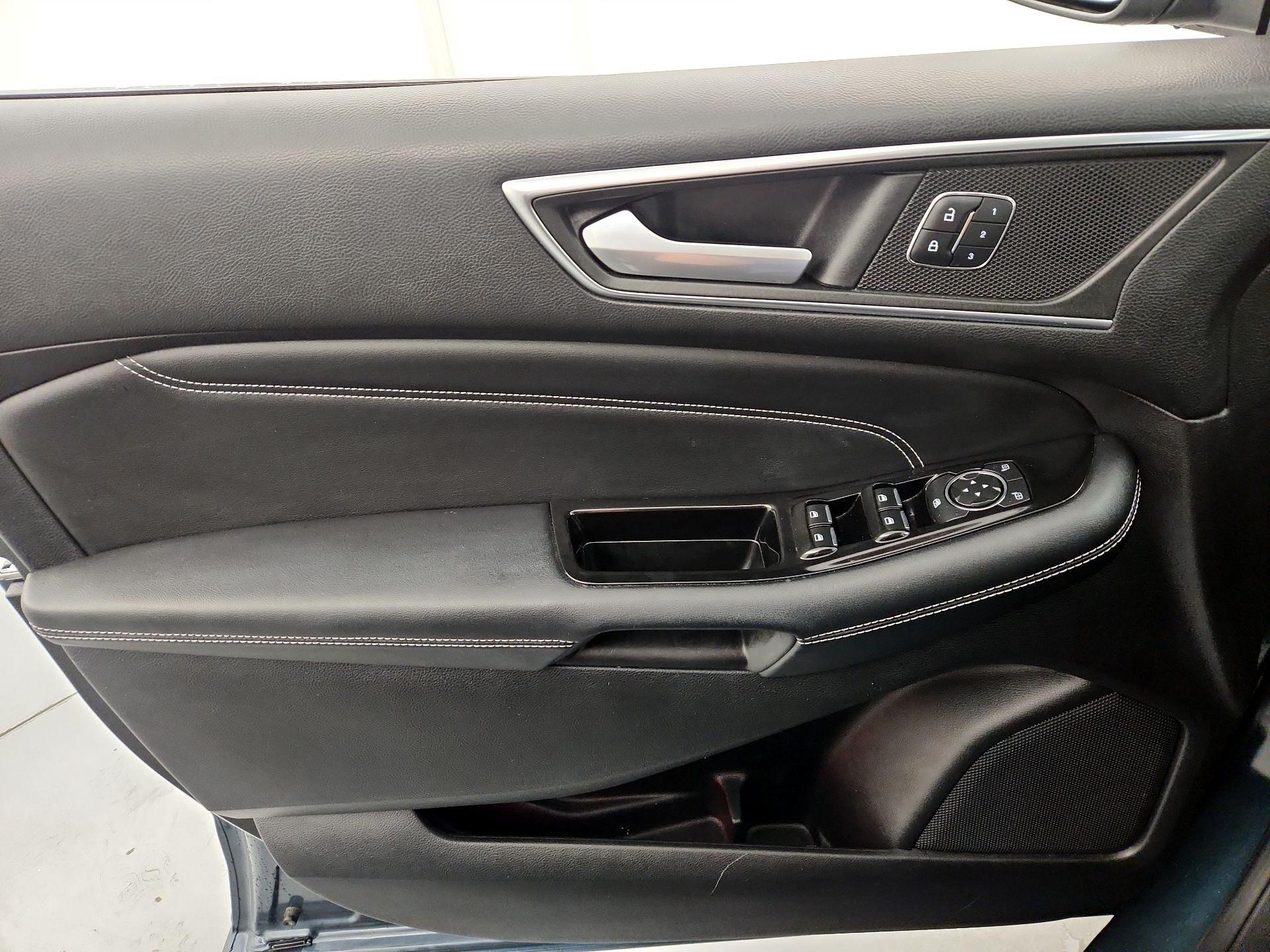 Thumbnail: 2016 Ford Edge - 12