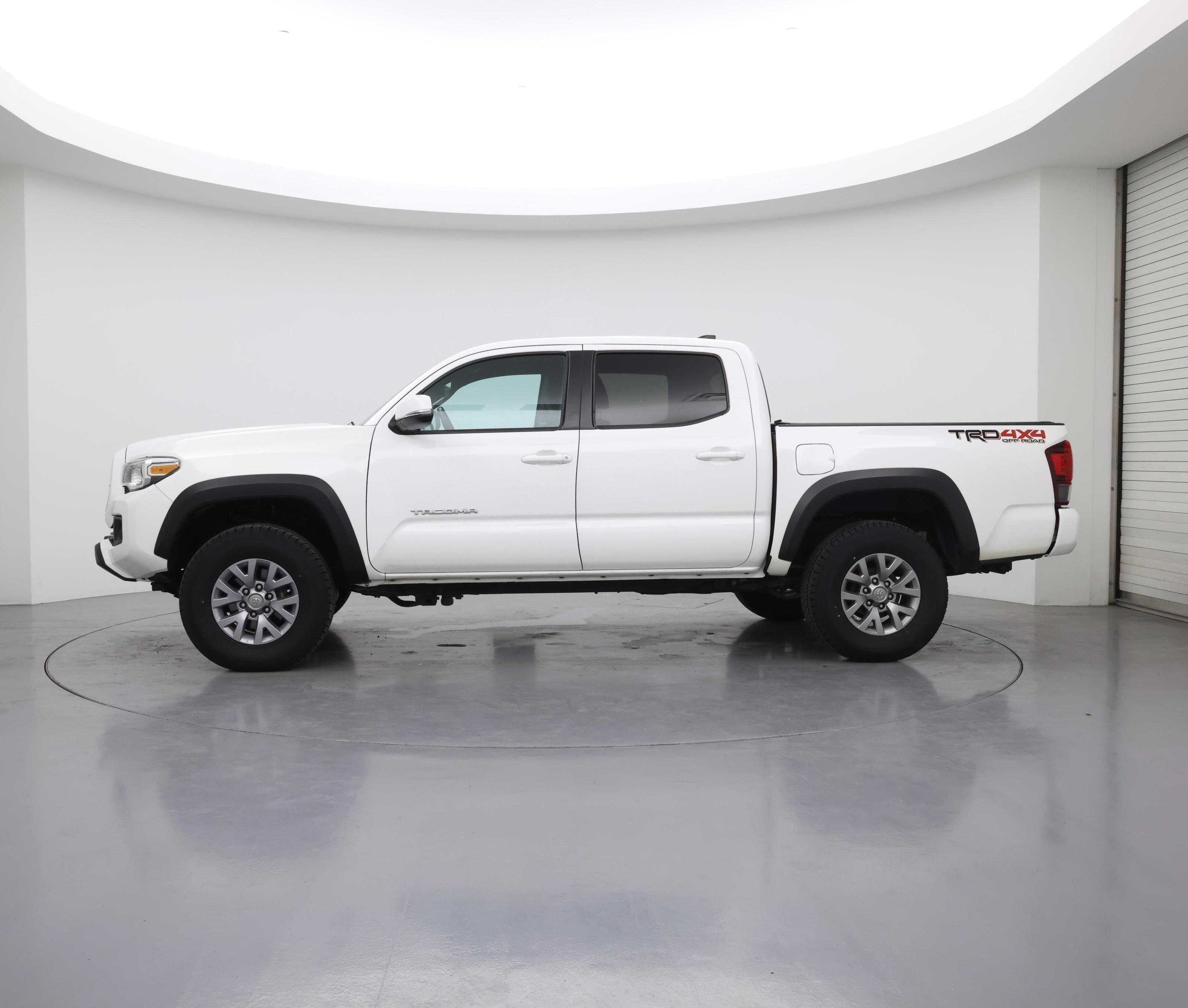 Thumbnail: 2019 Toyota Tacoma - 3