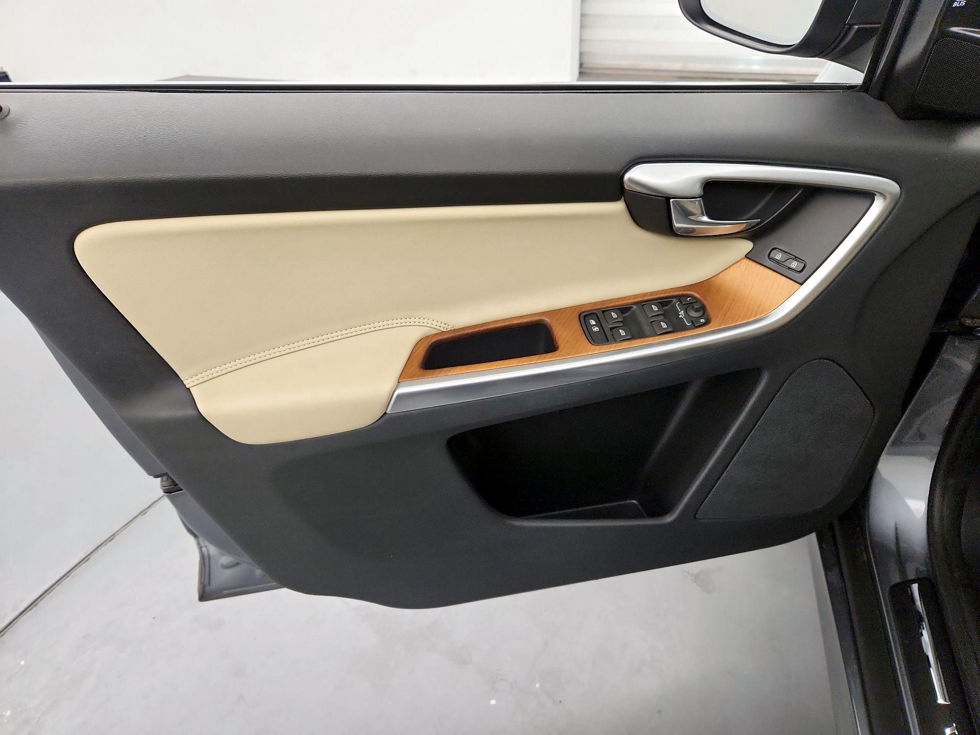 Thumbnail: 2017 Volvo XC60 - 12