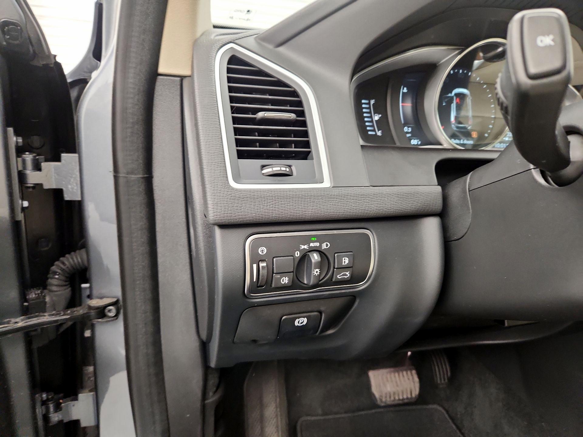 Thumbnail: 2017 Volvo XC60 - 13