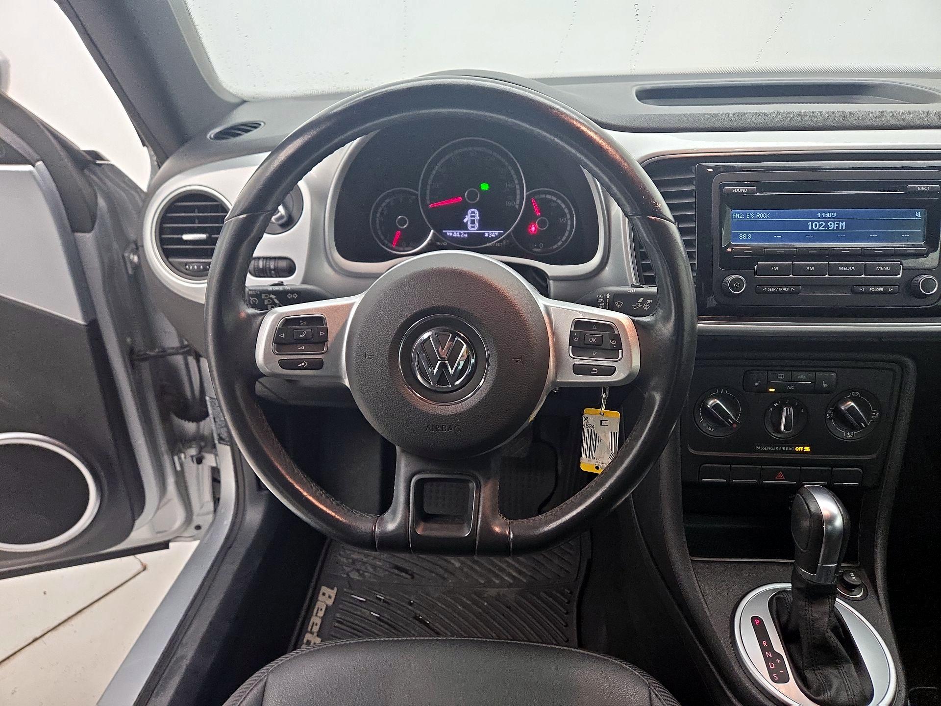 Thumbnail: 2015 Volkswagen Beetle - 10