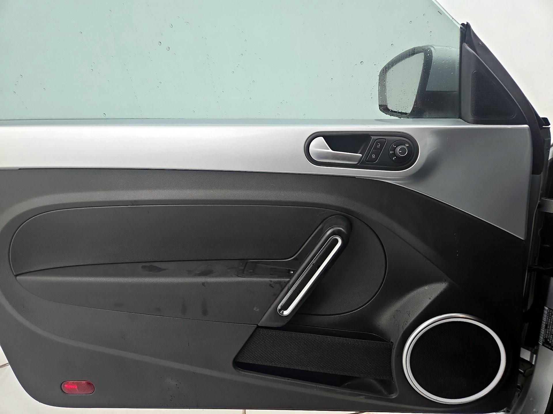 Thumbnail: 2015 Volkswagen Beetle - 12