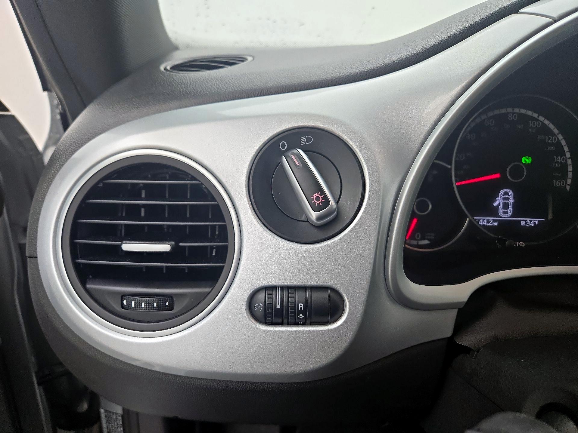 Thumbnail: 2015 Volkswagen Beetle - 13