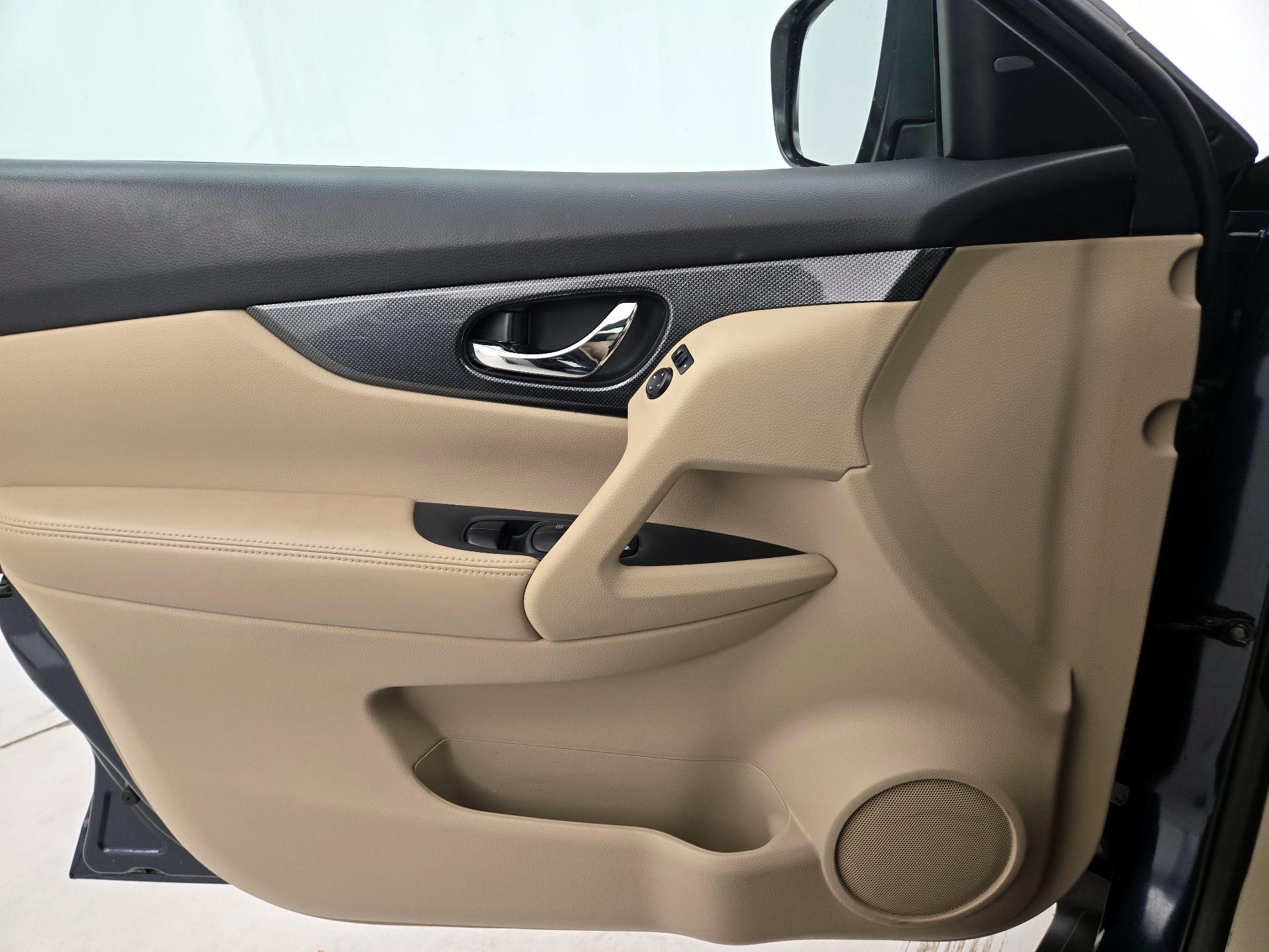 Thumbnail: 2015 Nissan Rogue - 12