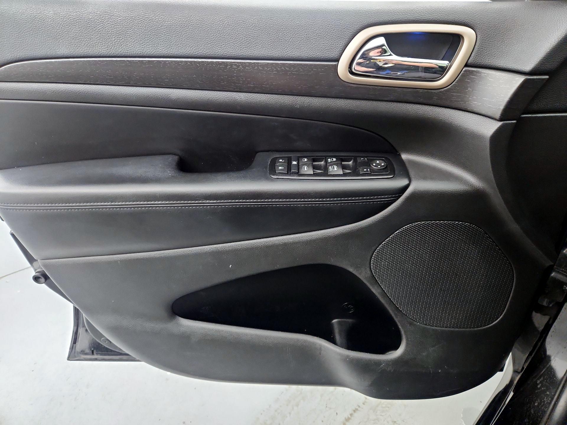 Thumbnail: 2015 Jeep Grand Cherokee - 12