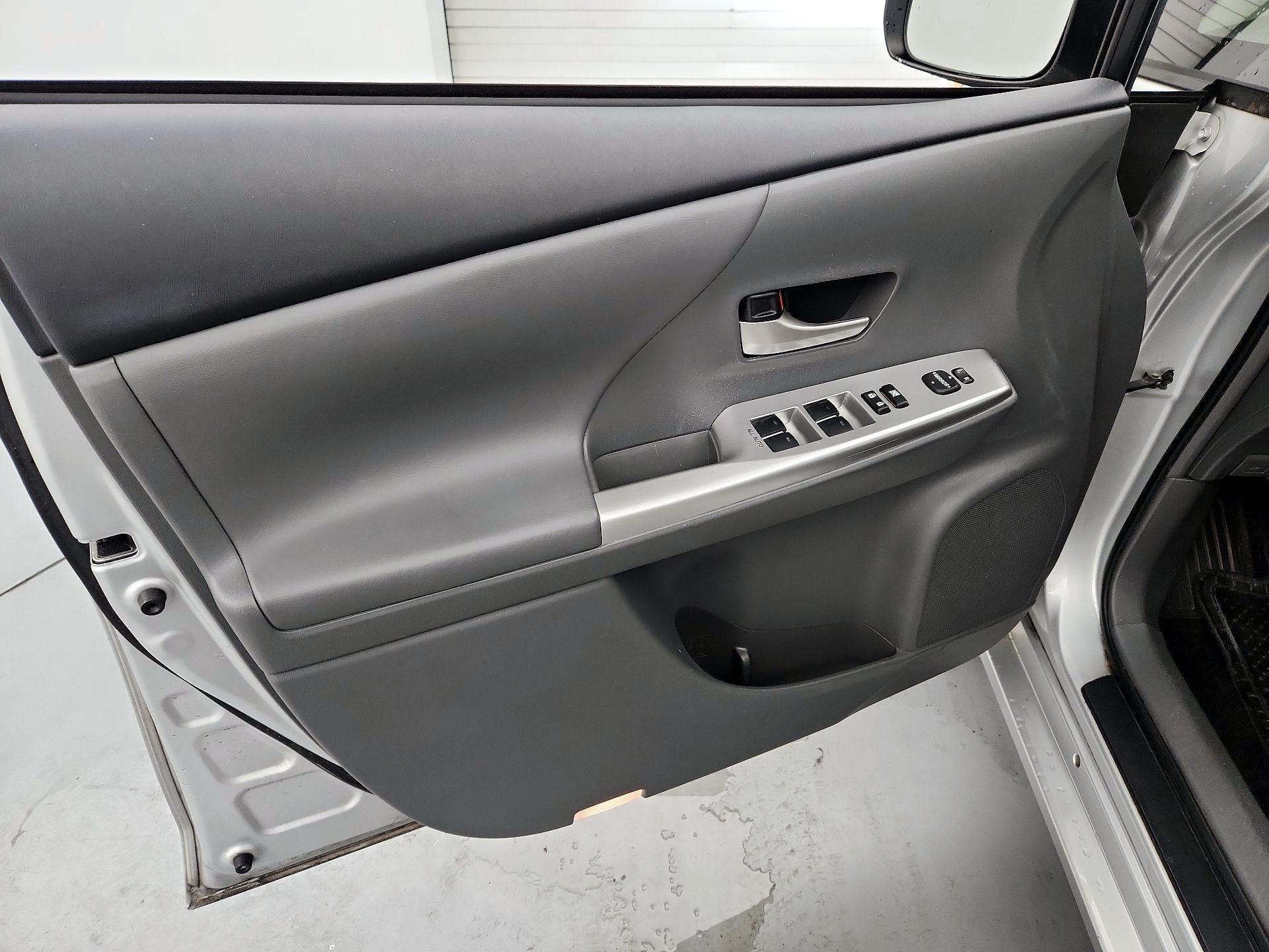 Thumbnail: 2014 Toyota Prius v - 12