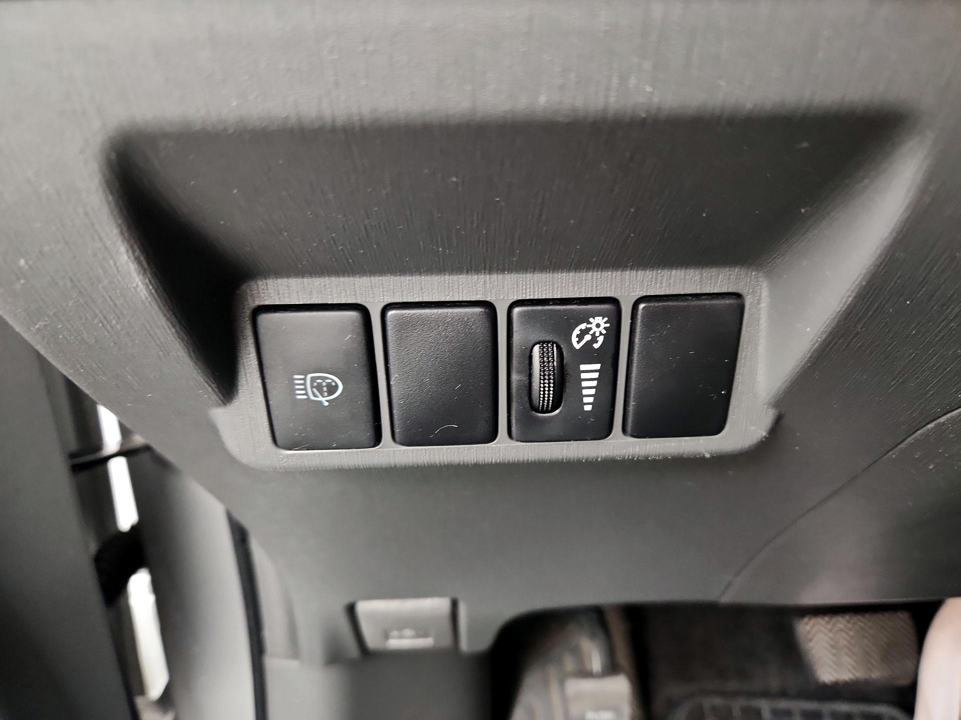 Thumbnail: 2014 Toyota Prius v - 13