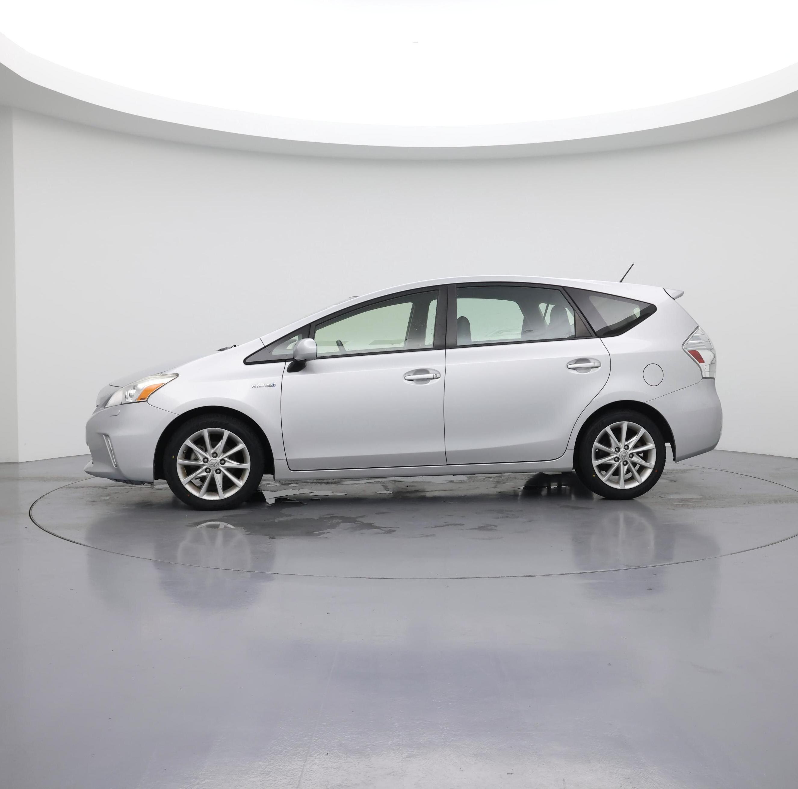 Thumbnail: 2014 Toyota Prius v - 3