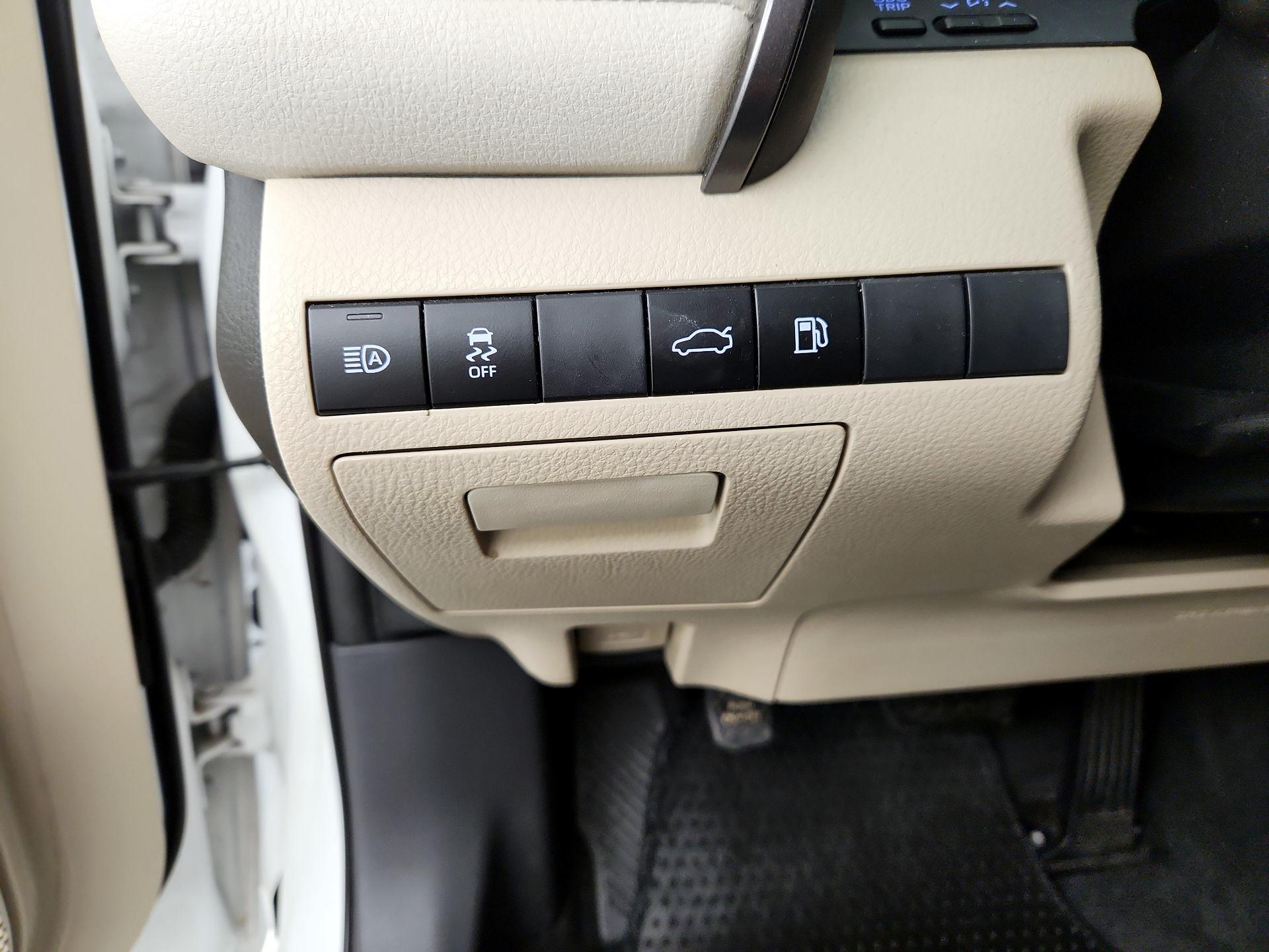 Thumbnail: 2018 Toyota Camry - 13