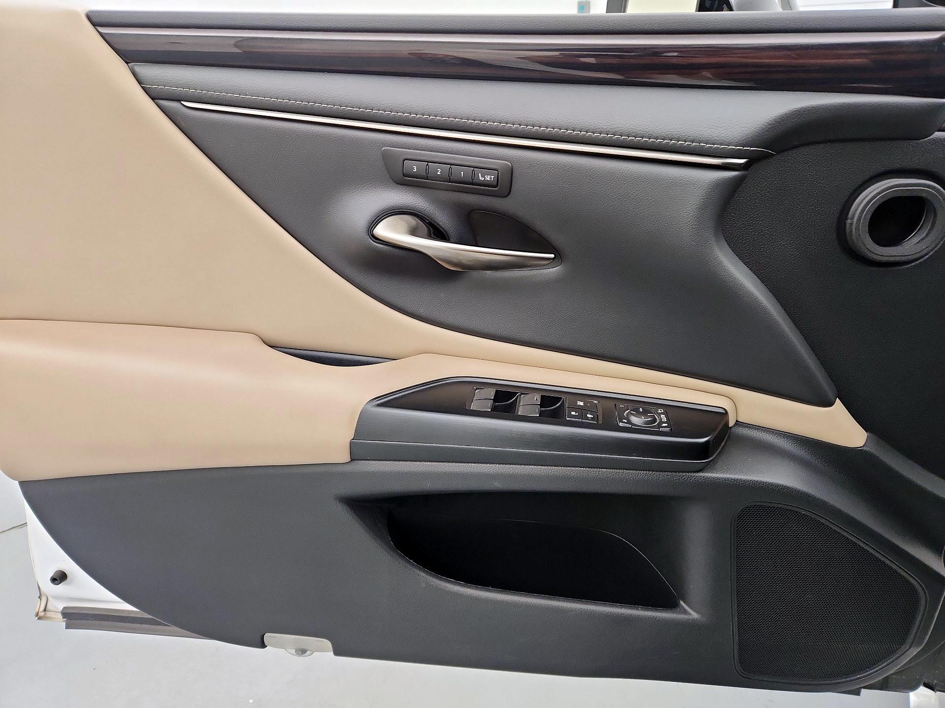 Thumbnail: 2020 Lexus ES - 12