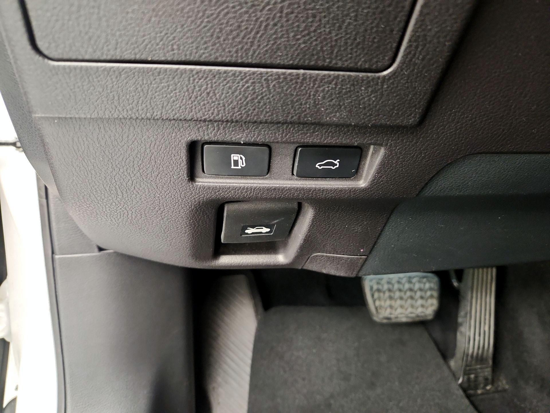 Thumbnail: 2020 Lexus ES - 13