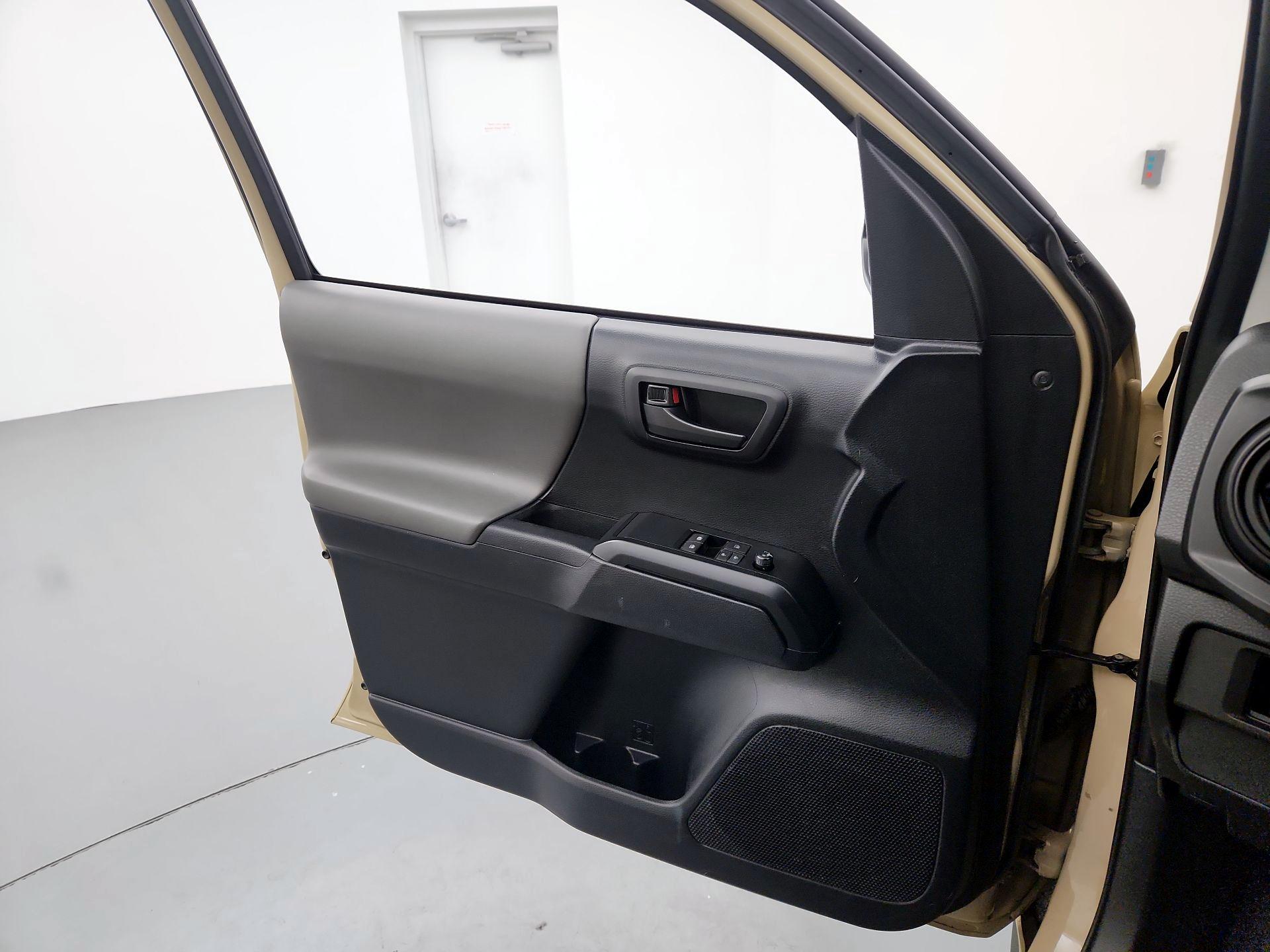 Thumbnail: 2019 Toyota Tacoma - 12