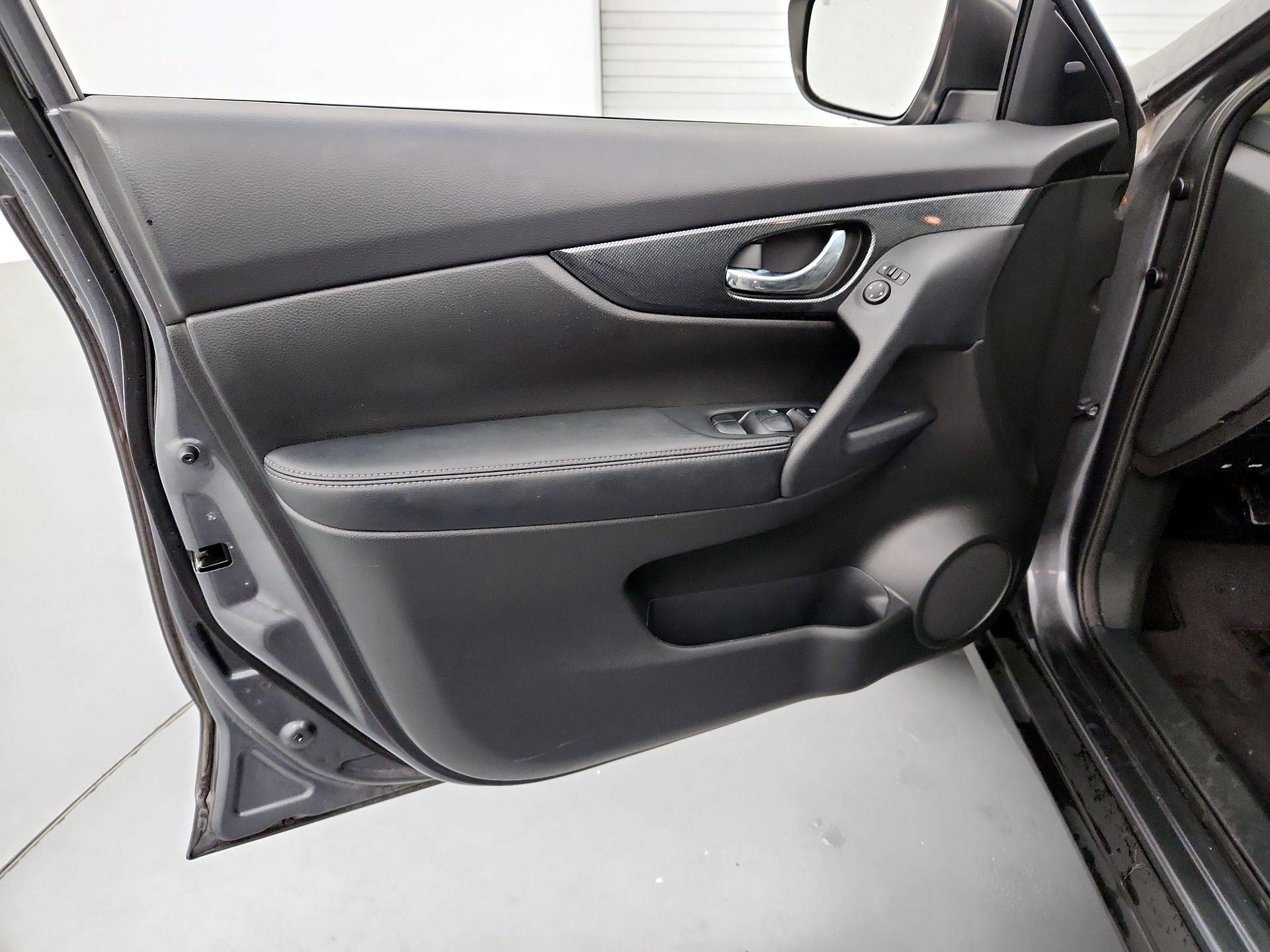 Thumbnail: 2015 Nissan Rogue - 12