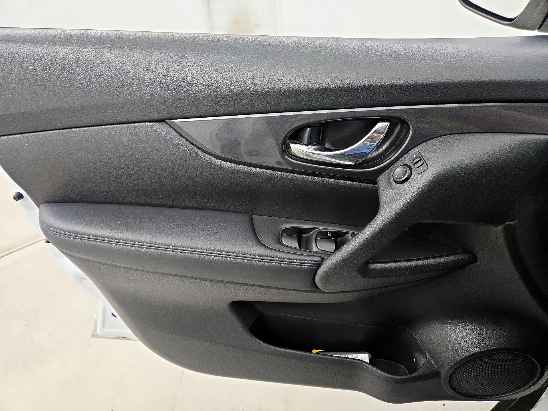 Thumbnail: 2017 Nissan Rogue - 12