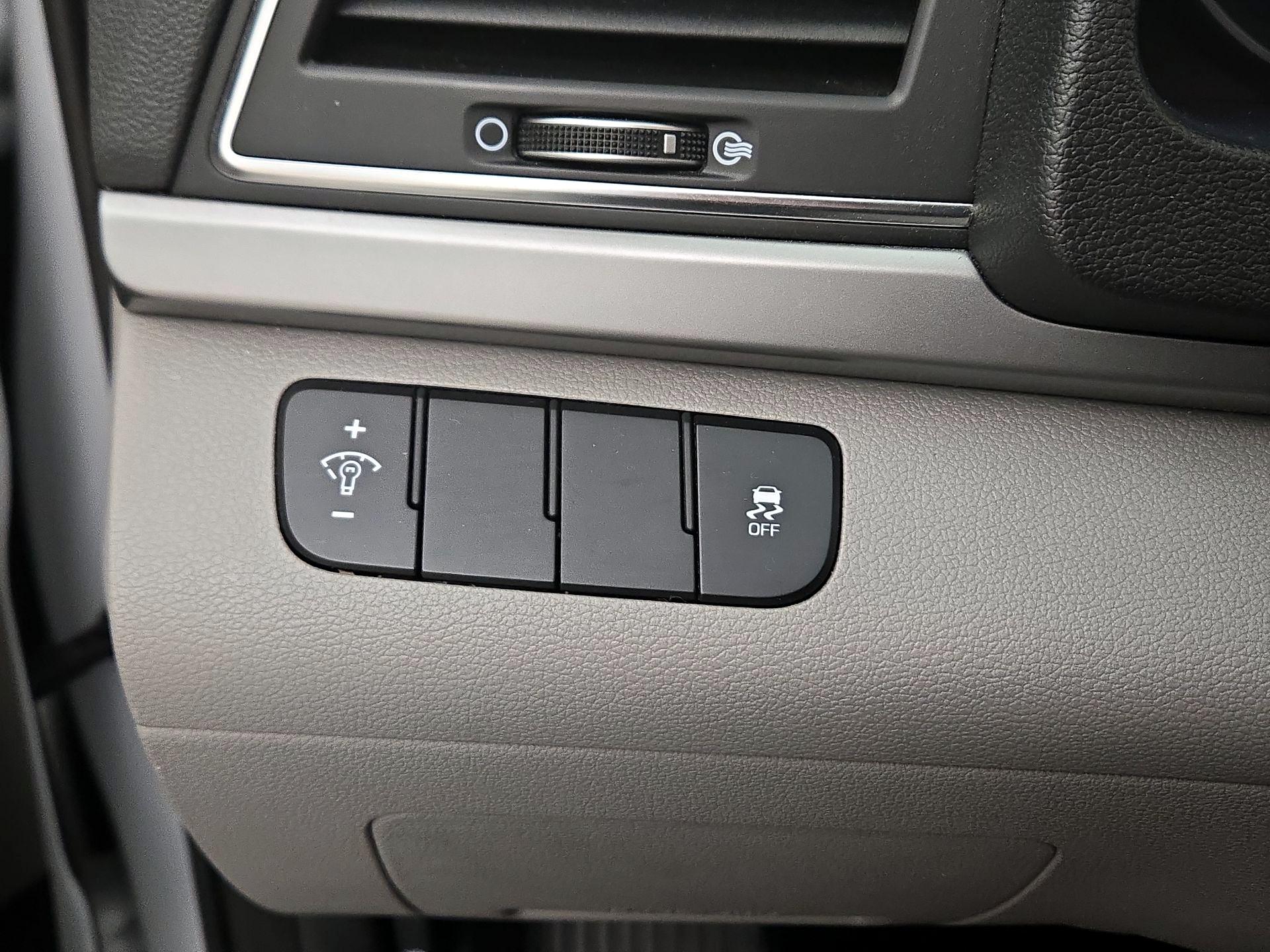 Thumbnail: 2017 Hyundai Elantra - 13