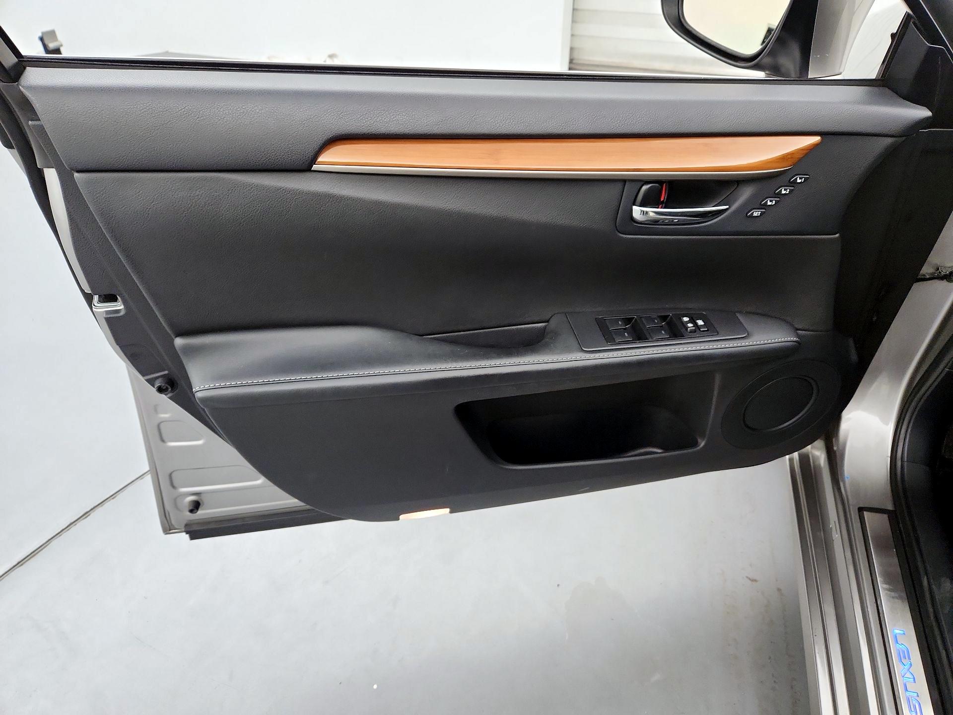 Thumbnail: 2015 Lexus ES - 12