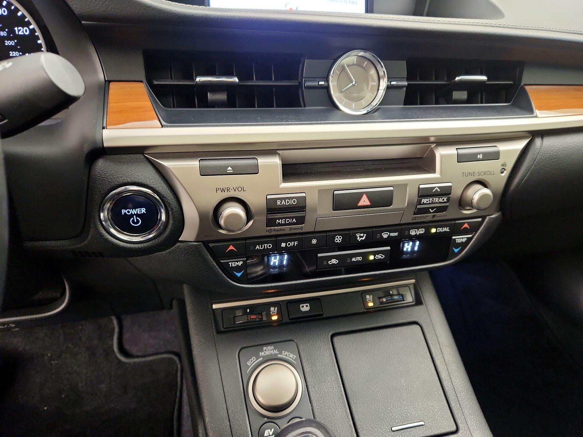 Thumbnail: 2015 Lexus ES - 17