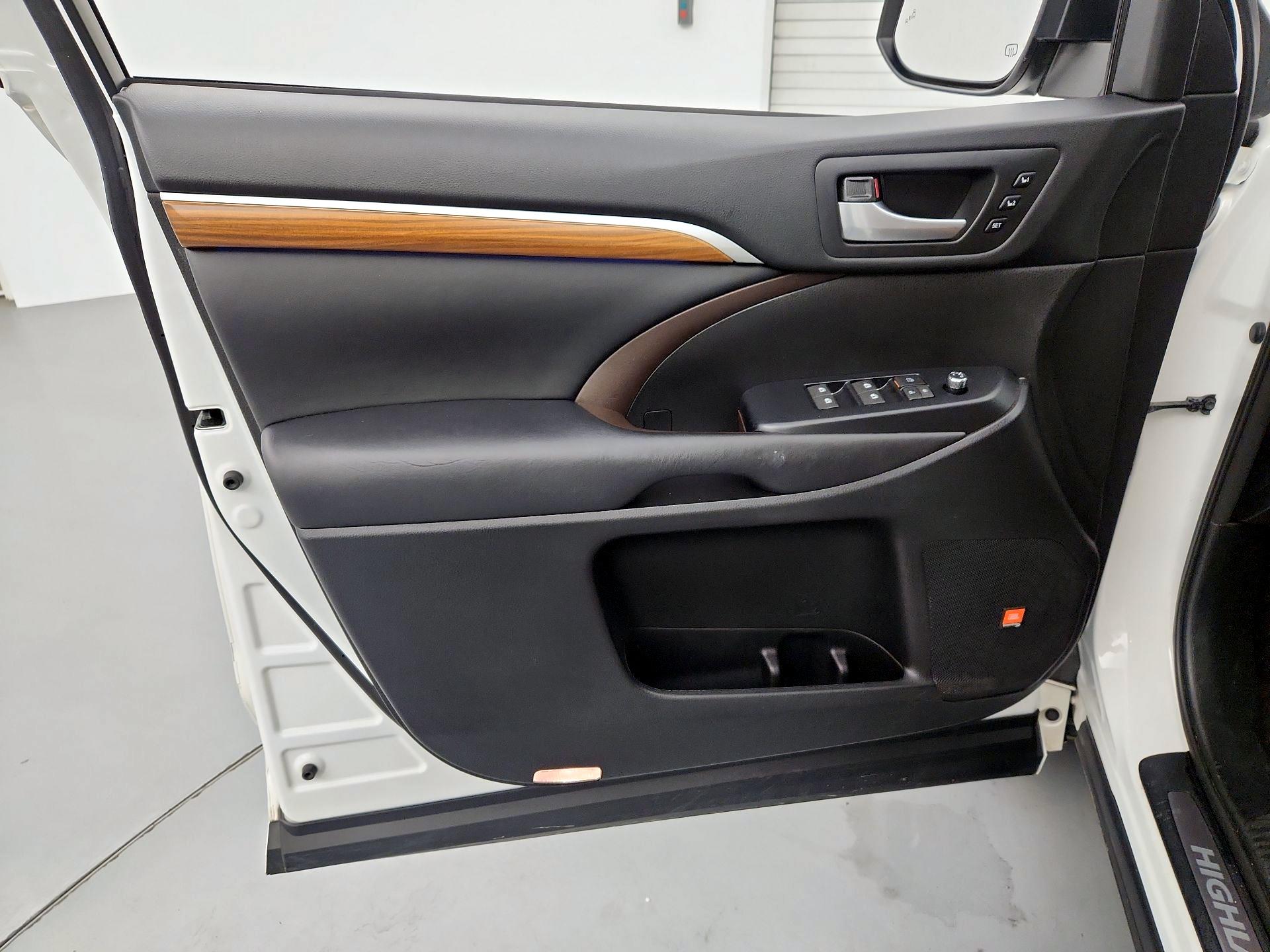 Thumbnail: 2017 Toyota Highlander - 12