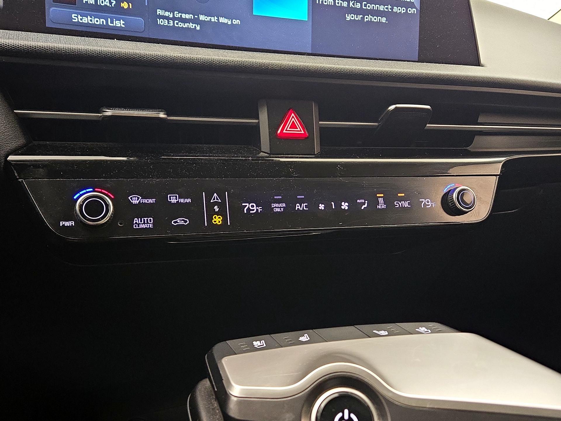 Thumbnail: 2022 Kia EV6 - 16