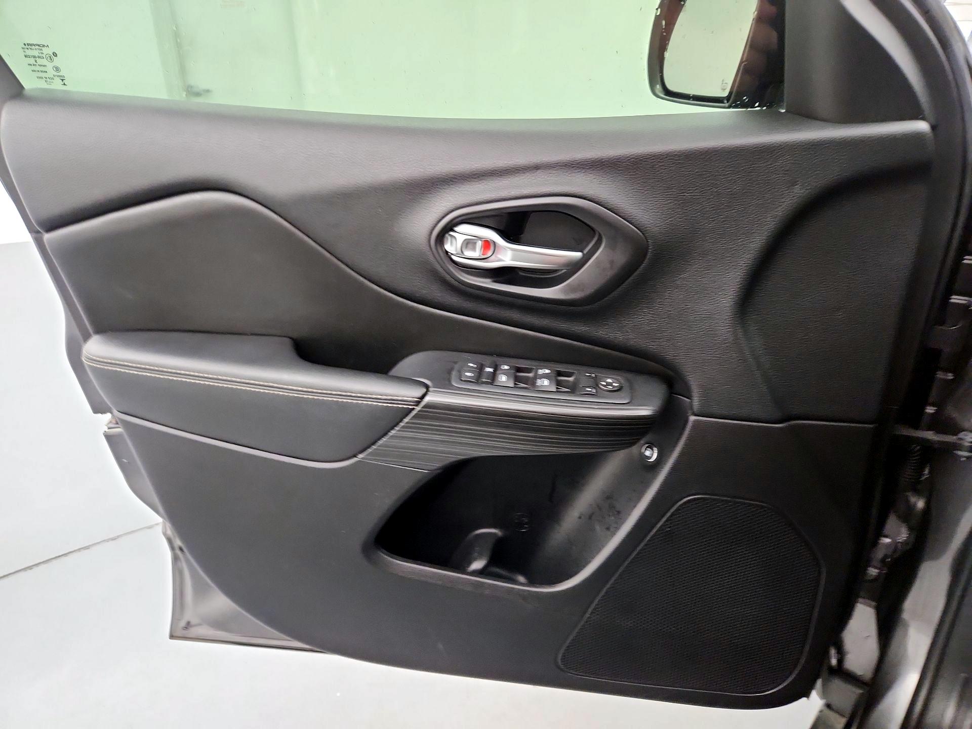 Thumbnail: 2015 Jeep Cherokee - 12