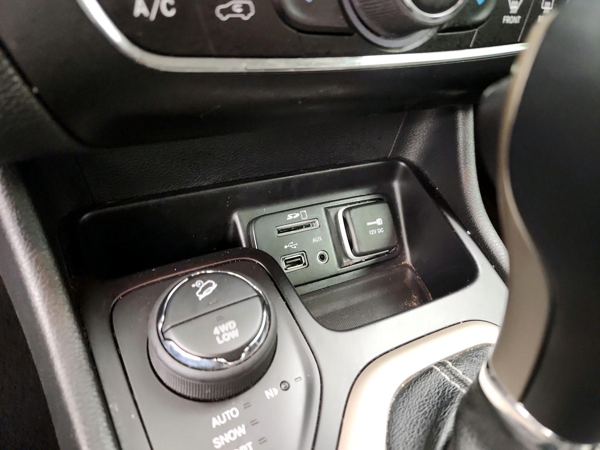 Thumbnail: 2015 Jeep Cherokee - 19