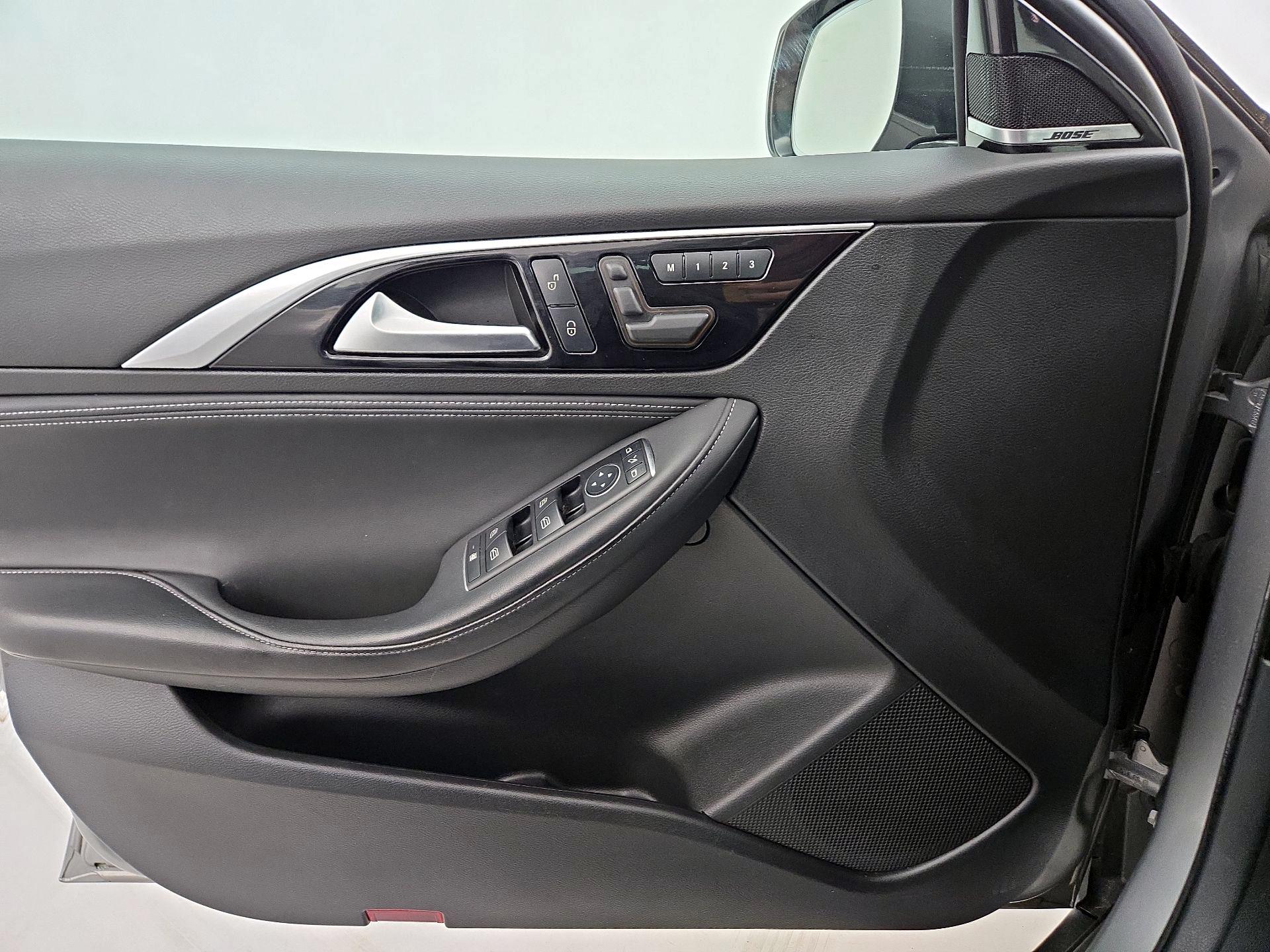 Thumbnail: 2017 INFINITI QX30 - 12